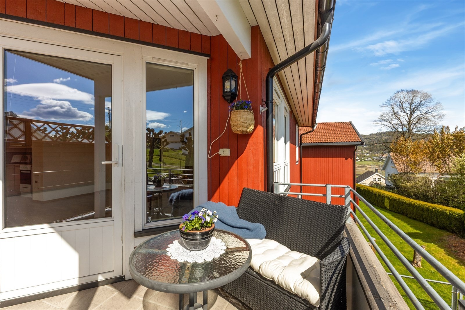 Fra balkongen er det utsikt ned mot Gjerpensdalen. Galleribilde