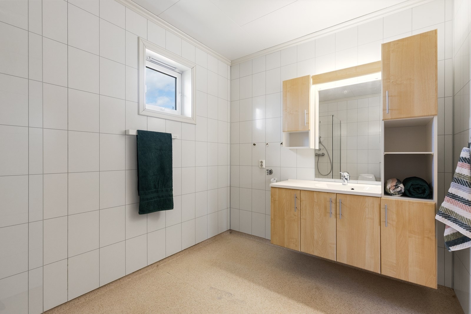 Boligen har et rør-i-rør-system med fordelerskap plassert på badet. Galleribilde