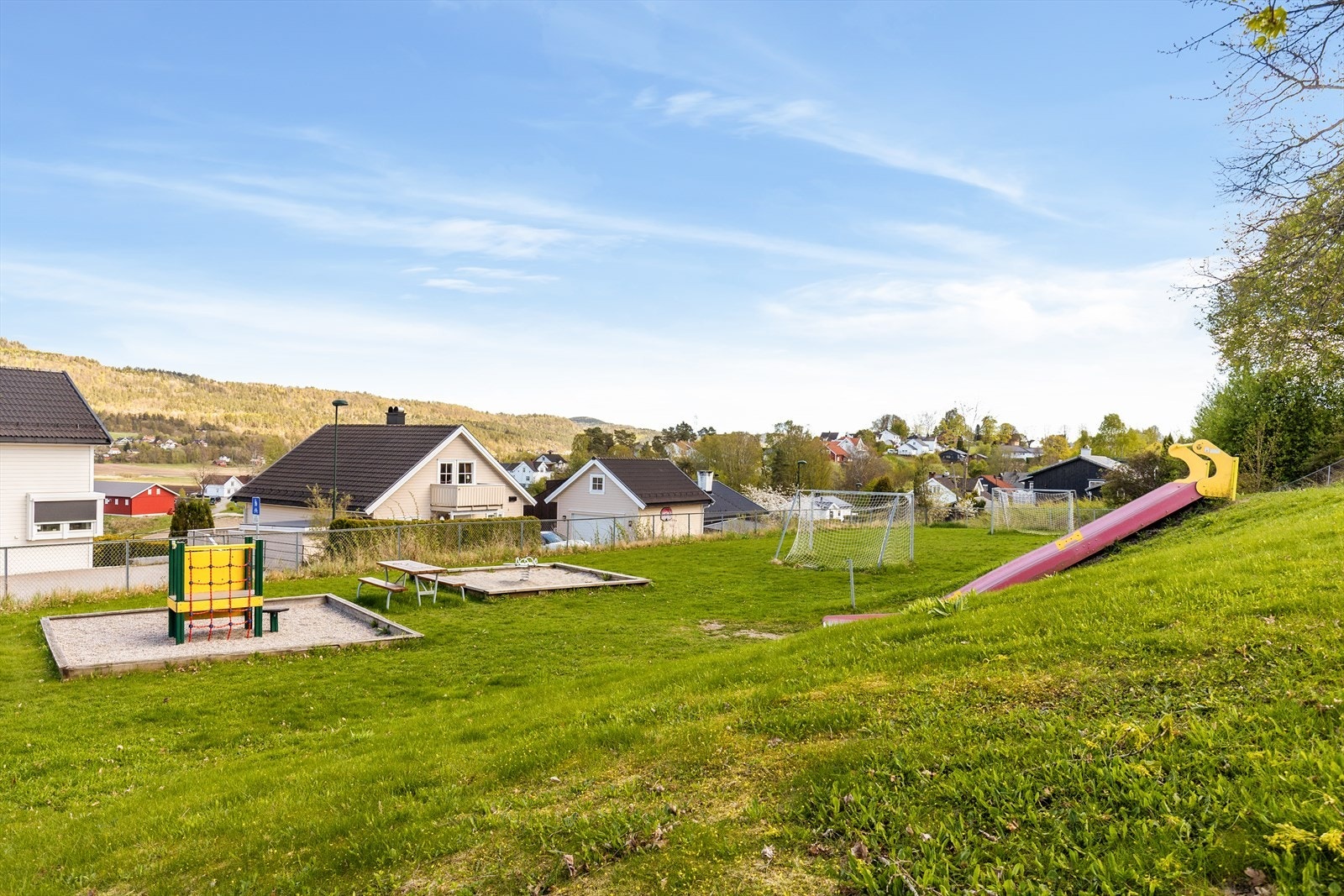 Nærområdet er barnevennlig med flere lekeplasser, skoler og barnehager i gangavstand. Galleribilde