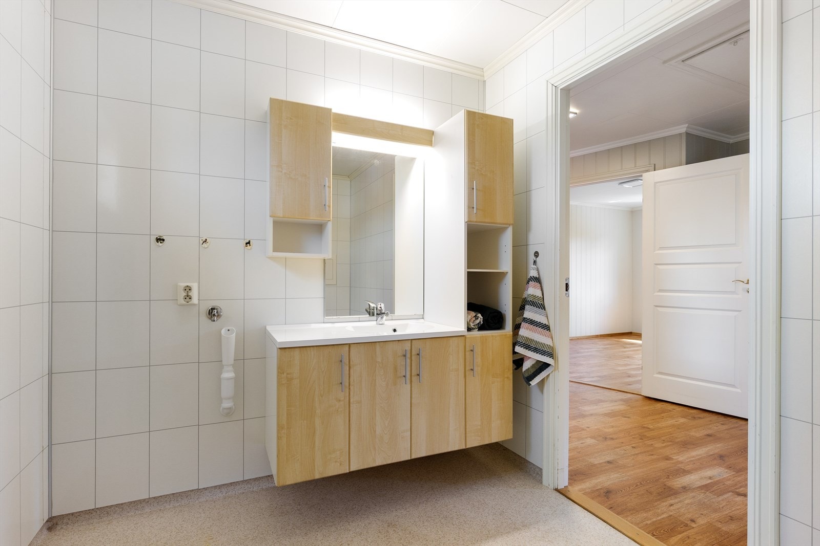Badet har varmekabler i gulvet og er utstyrt med opplegg for vaskemaskin. Galleribilde