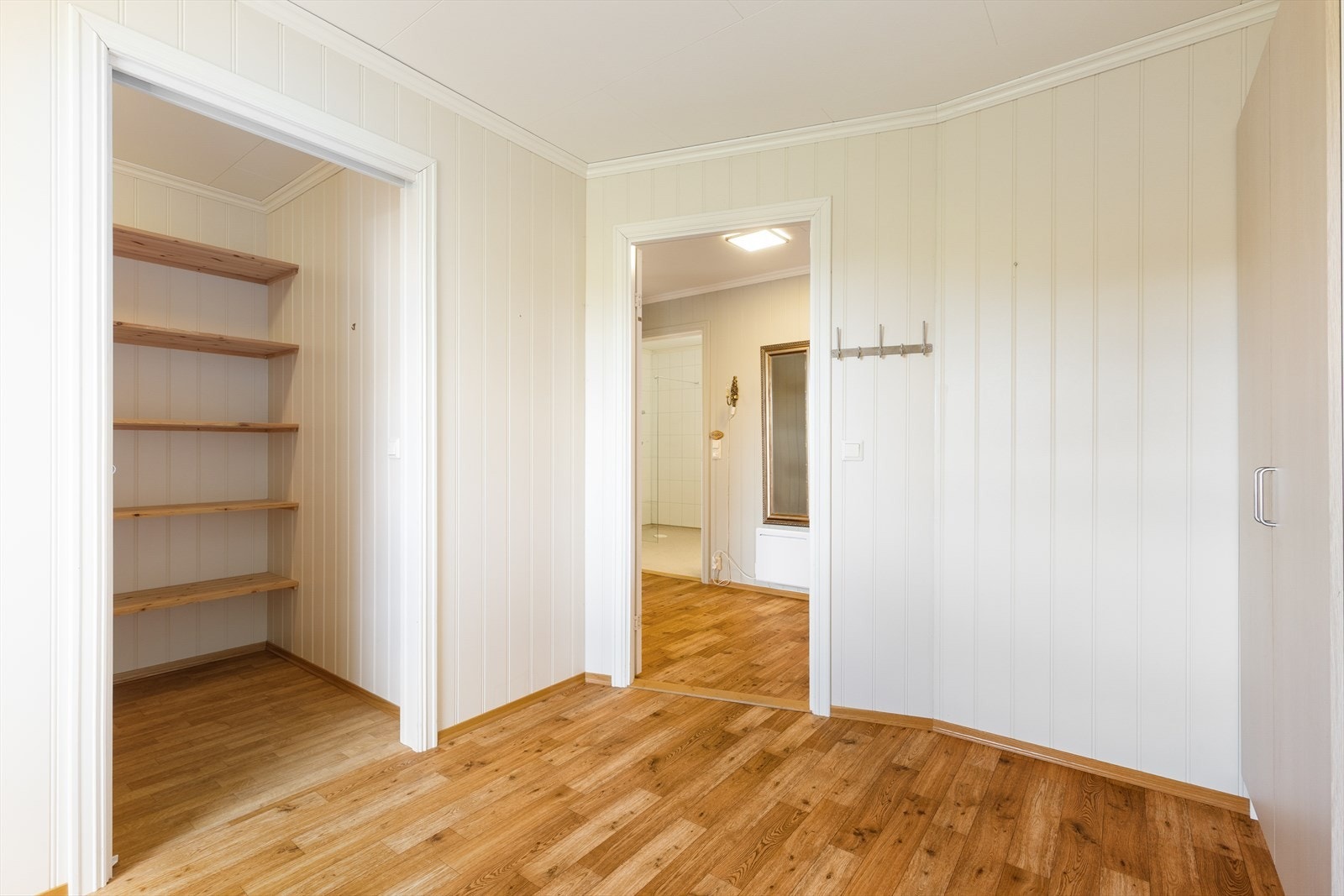 Hovedsoverommet har også en romslig 'walk in' garderobe Galleribilde