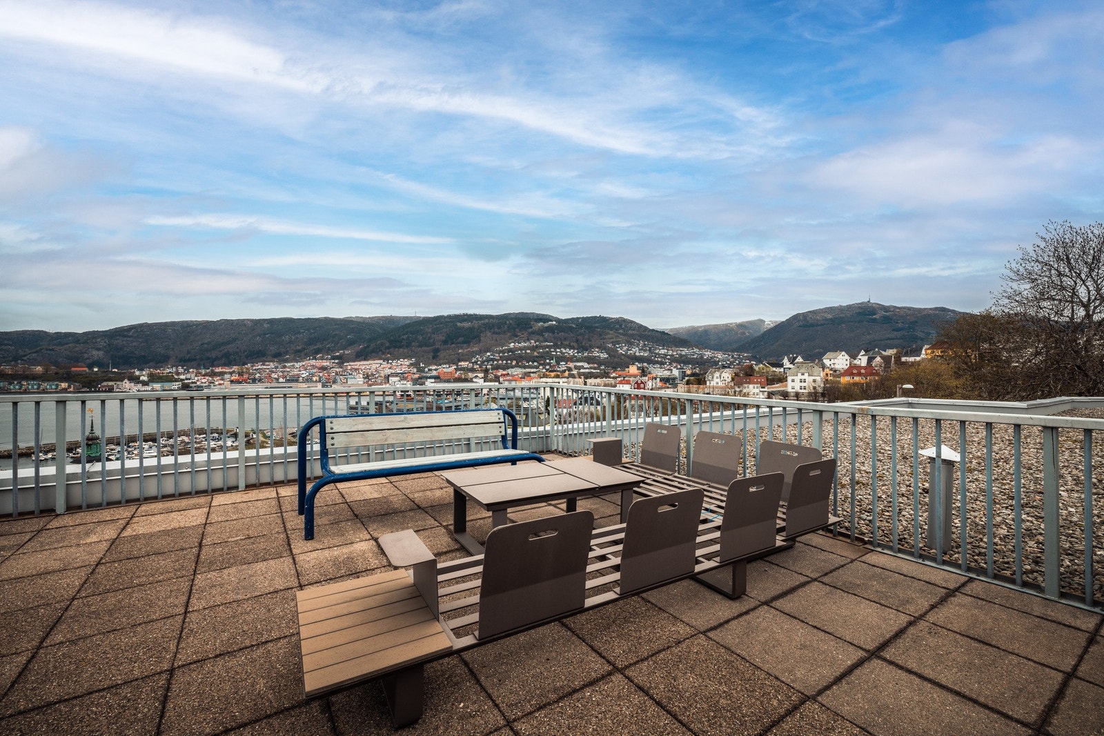 - Stor takterrasse med gode solforhold og plass til både avslapning og sosiale sammenkomster under åpen himmel - Galleribilde
