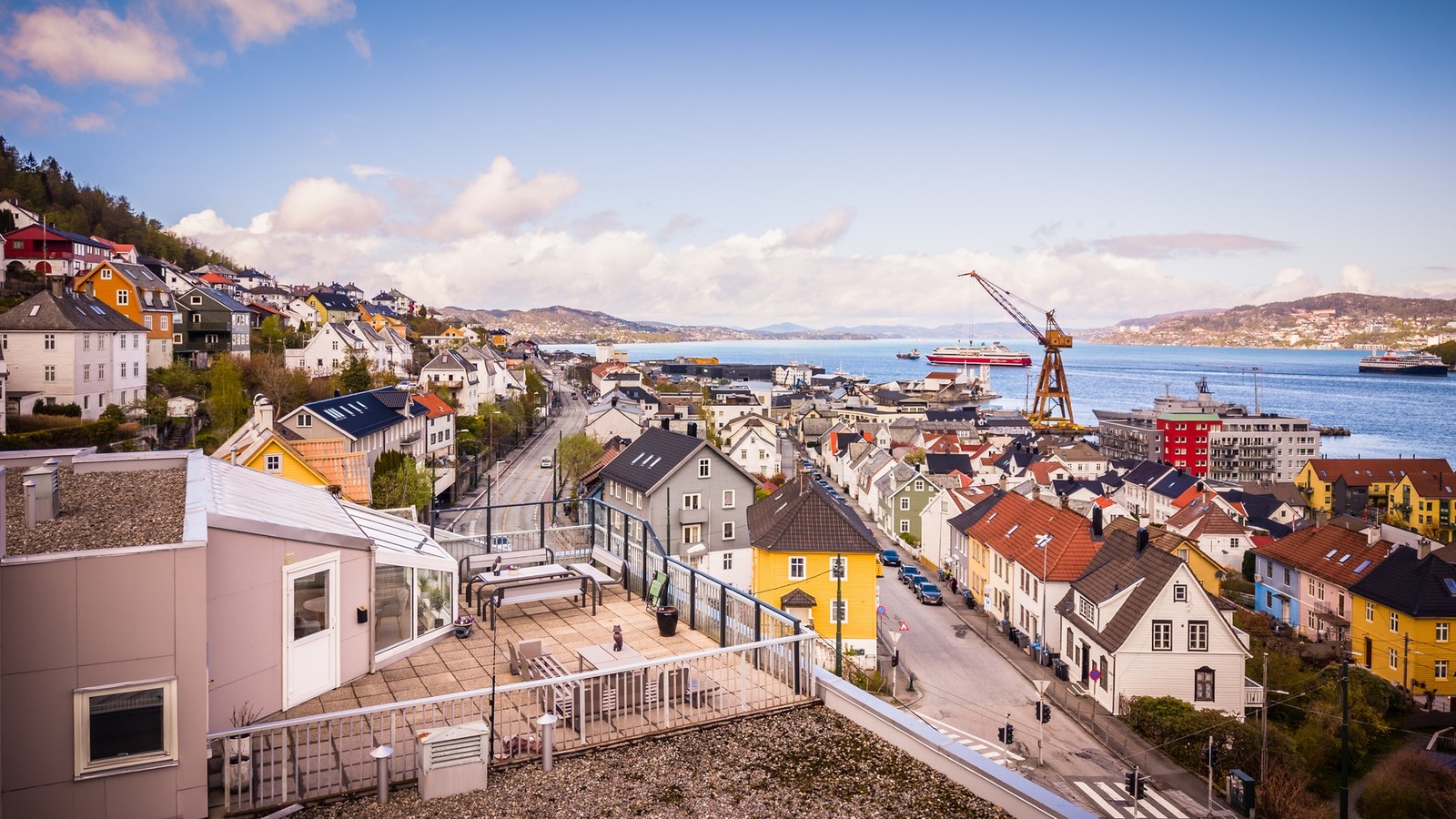 - Fra takterrassen kan du nyte flott utsikt over Laksevåg, Byfjorden og nærliggende bydeler - Galleribilde