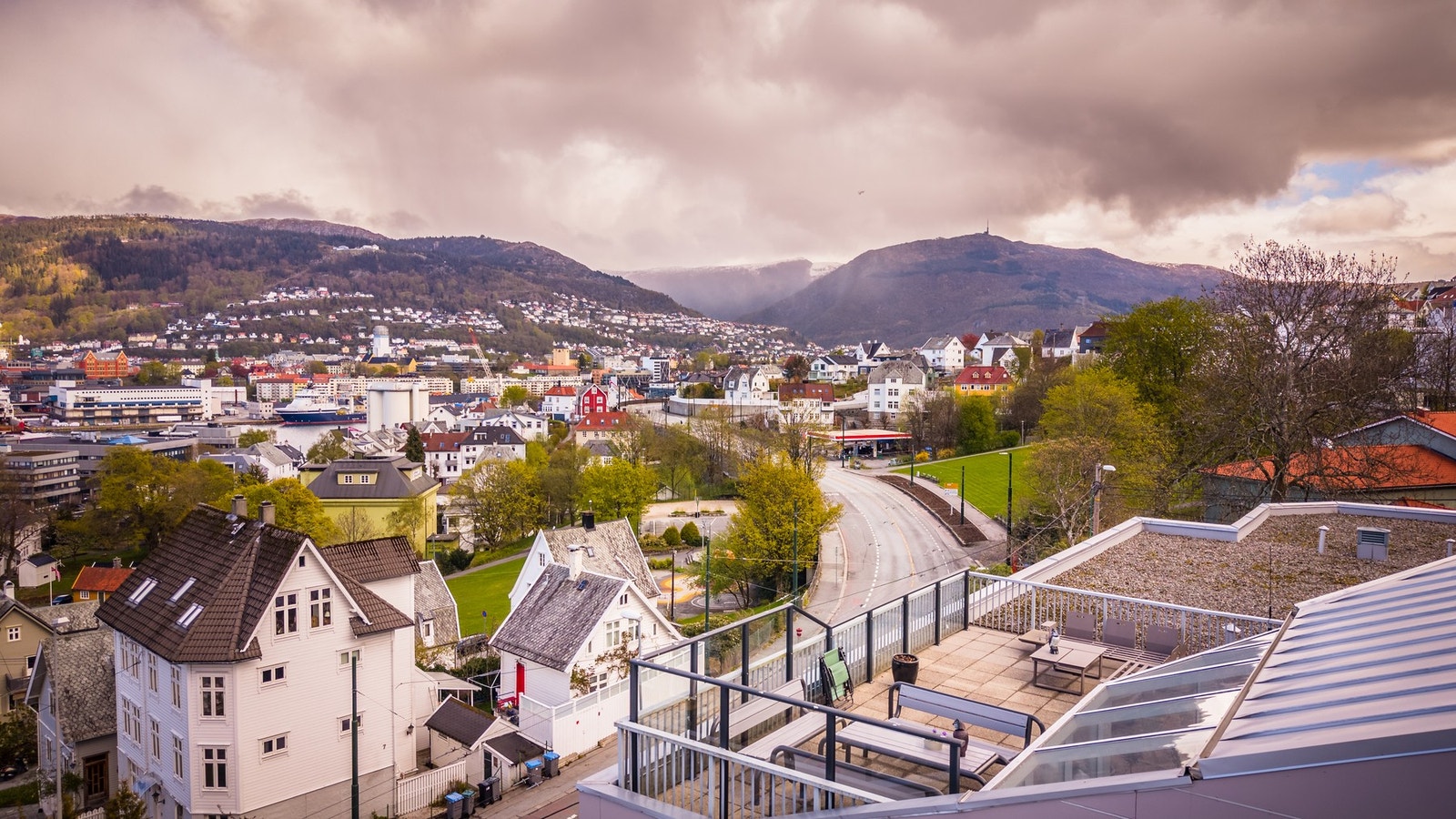 - Fra takterrasse har man nydelig utsikt mot Byfjellene - Galleribilde