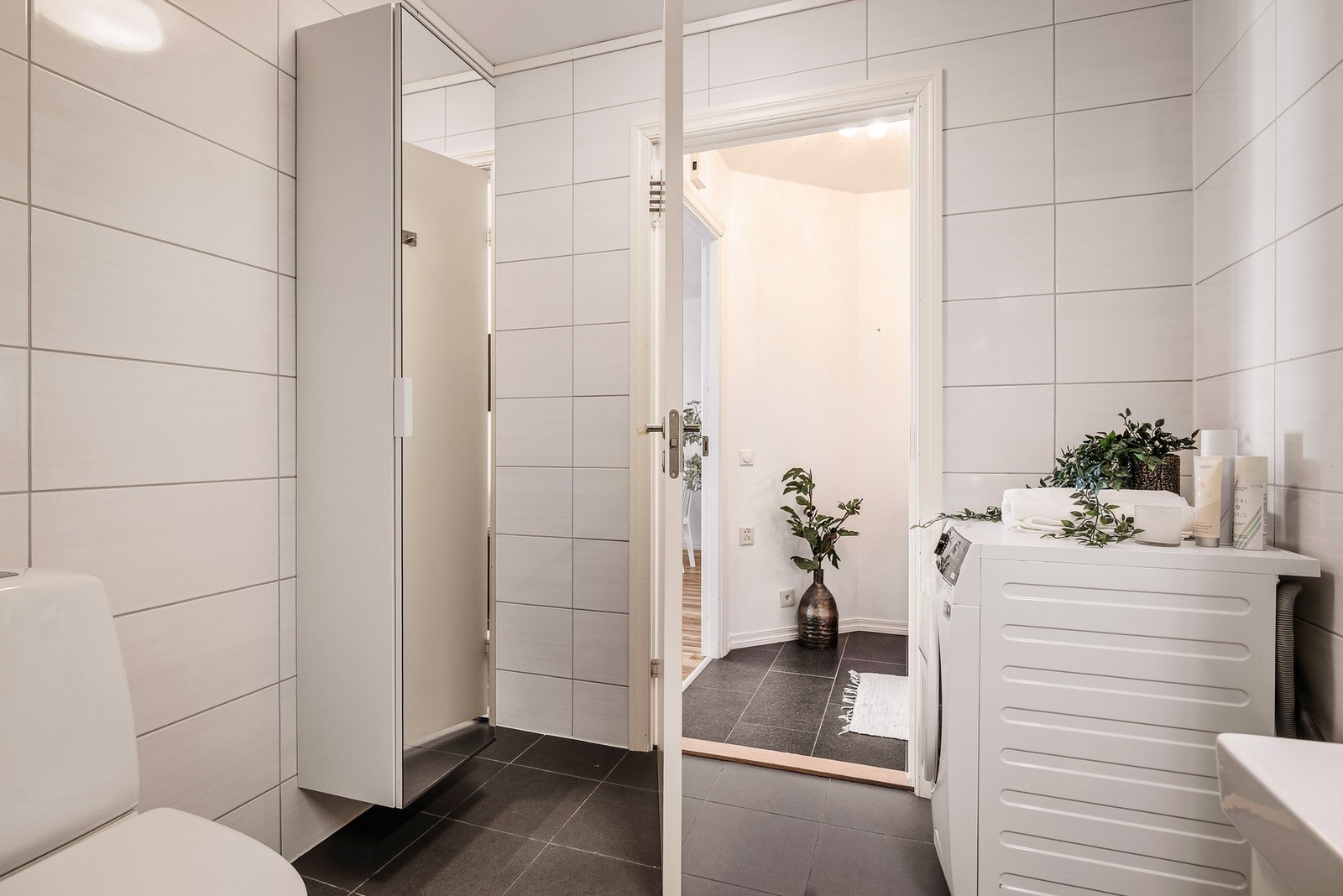 - Badet inneholder toalett, helstøpt servant, skuffer under servant med slette fronter, dusjdører i klart glass samt opplegg for vaskemaskin - Galleribilde