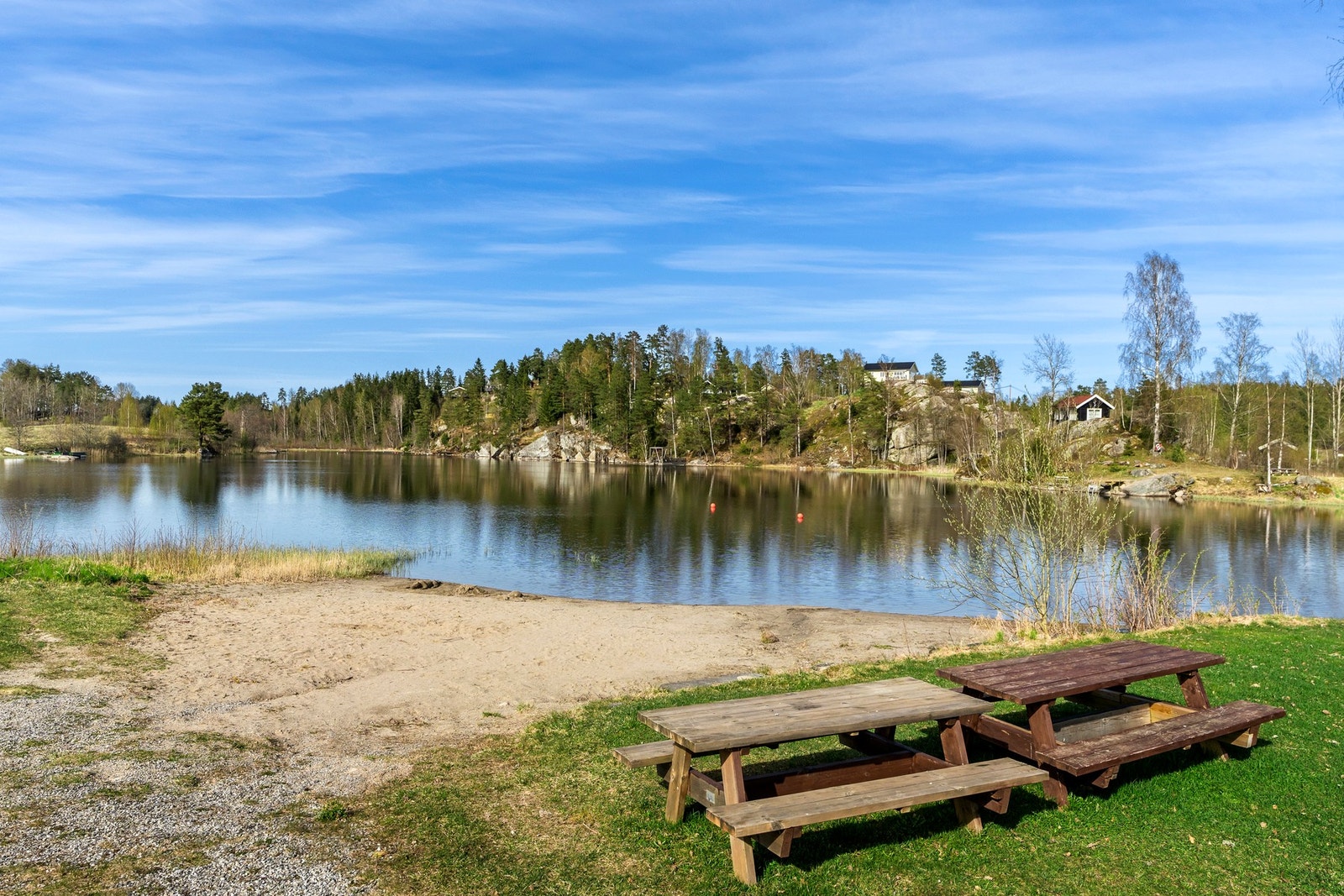 Lyseren Strandpark byr på flotte naturstier, badeplass og store gressplener. Galleribilde