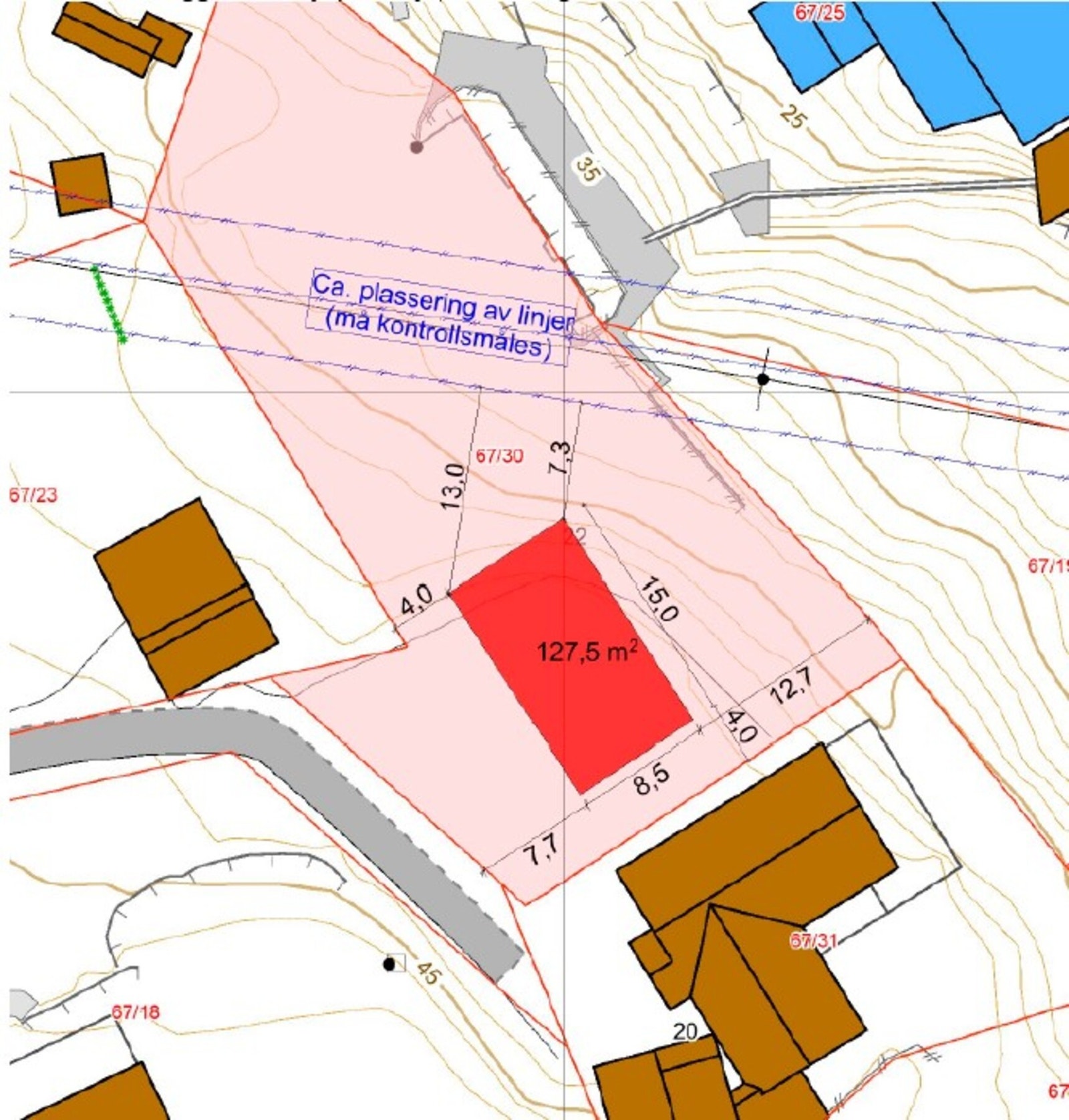 Forslag bolig tegnet inn på tomten med avstander til grenser og høyspentledning (blå streker). Det foreligger begrensninger knyttet til avstand til høyspent Galleribilde