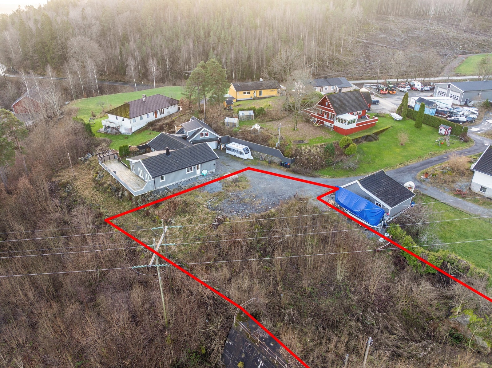 Linje markerer omtrentlige tomtegrenser, se matrikkelbrev for eksakt kart Galleribilde