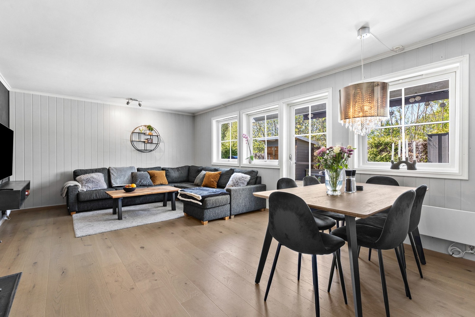 Rommet har fin plass til sofa, tv-møblement og spisebord Galleribilde