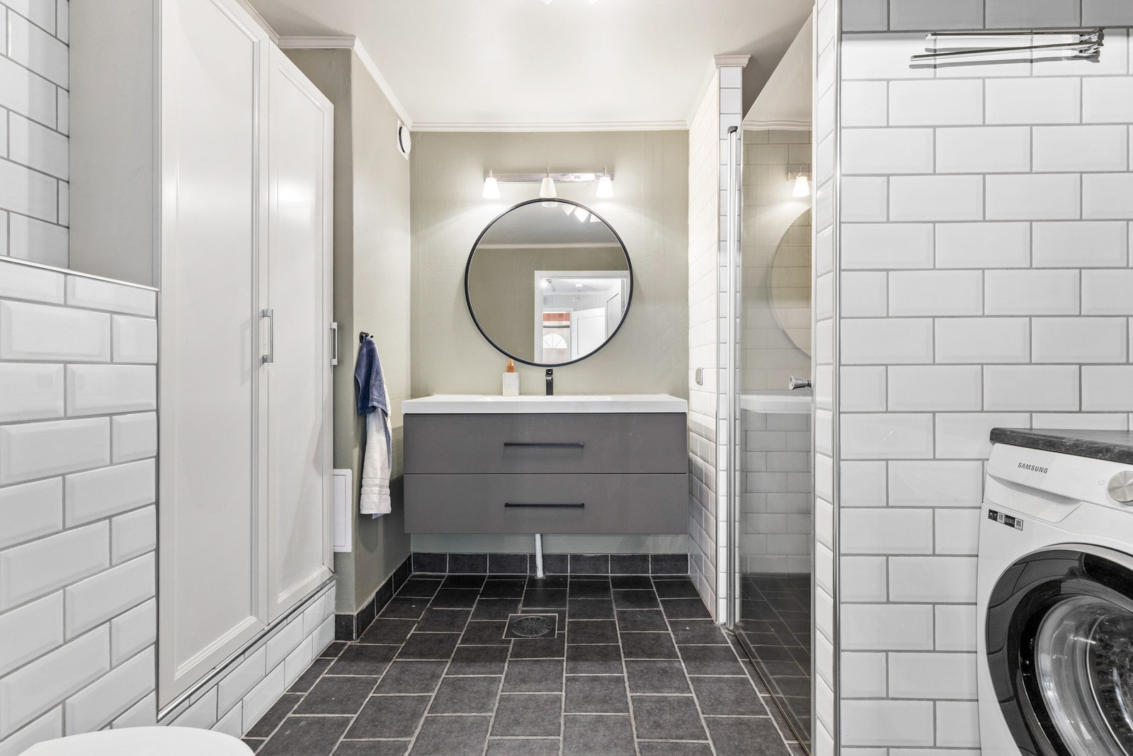 Badet har flislagte vegger kombinert med malte plater/strie, samt malt tak. Gulvet er flislagt og utstyrt med elektriske varmekabler for god komfort Galleribilde