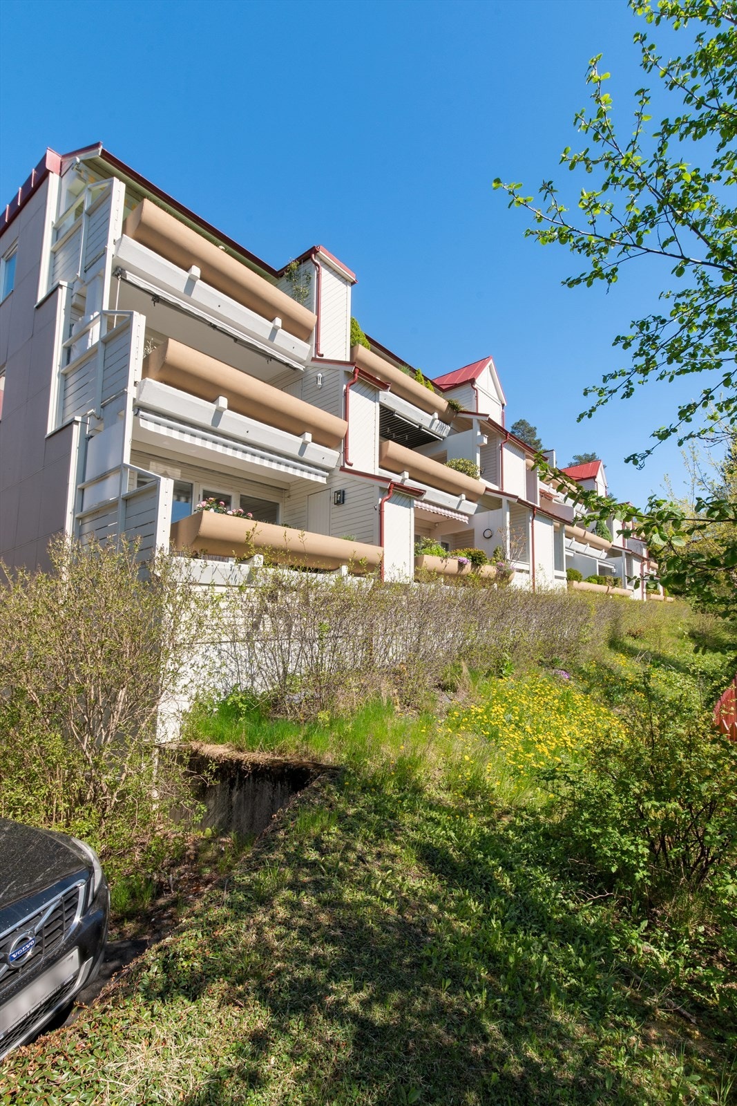 Nedre Holmenkollen Boligsameie består av 68 boligseksjoner. Galleribilde