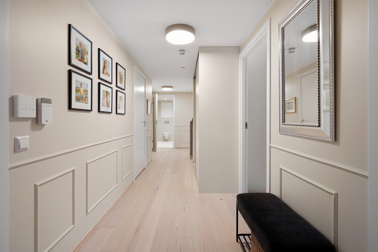 Lys og innbydende entré. Plass til oppheng av tøy og oppbevaring av sko. Skyvedørsgarderobe med plass til klær og diverse. Parkett på gulv. Entrédør med elektronisk kodelås Galleribilde
