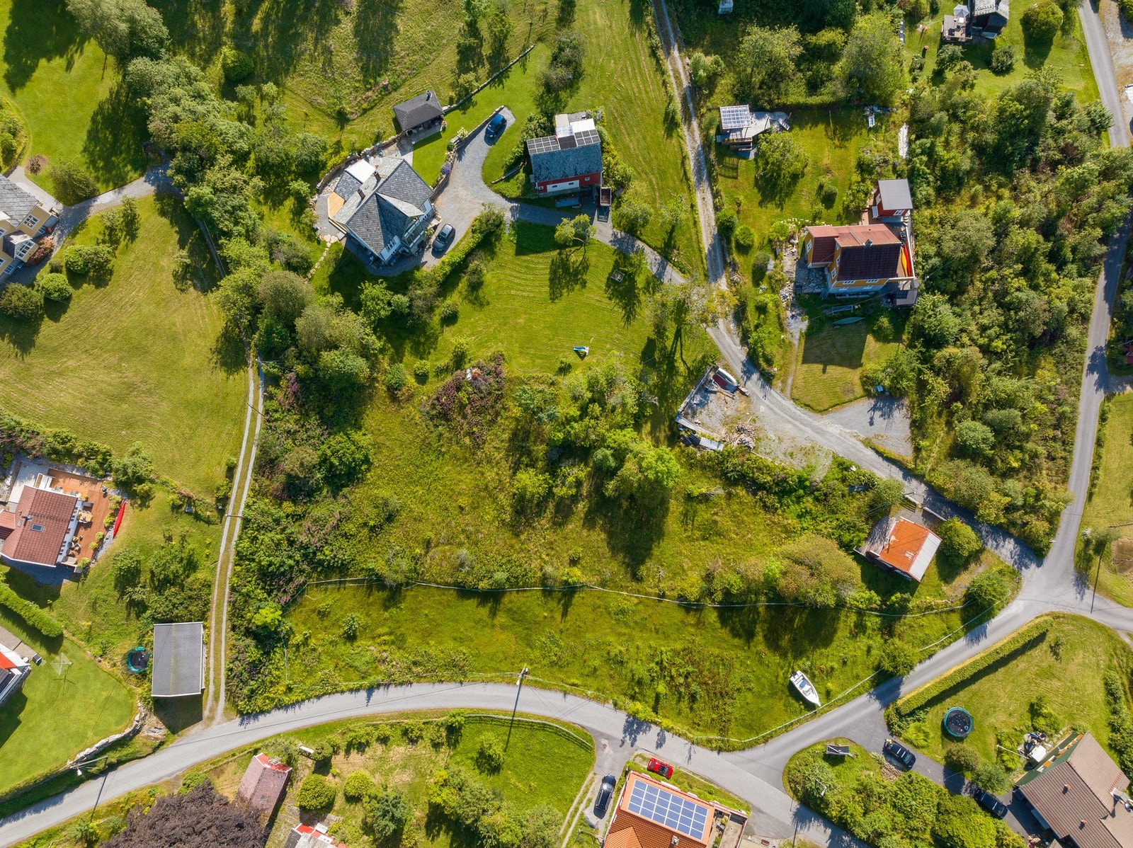 Tomtene har 2 bruksnumre, 142 og 125. Galleribilde