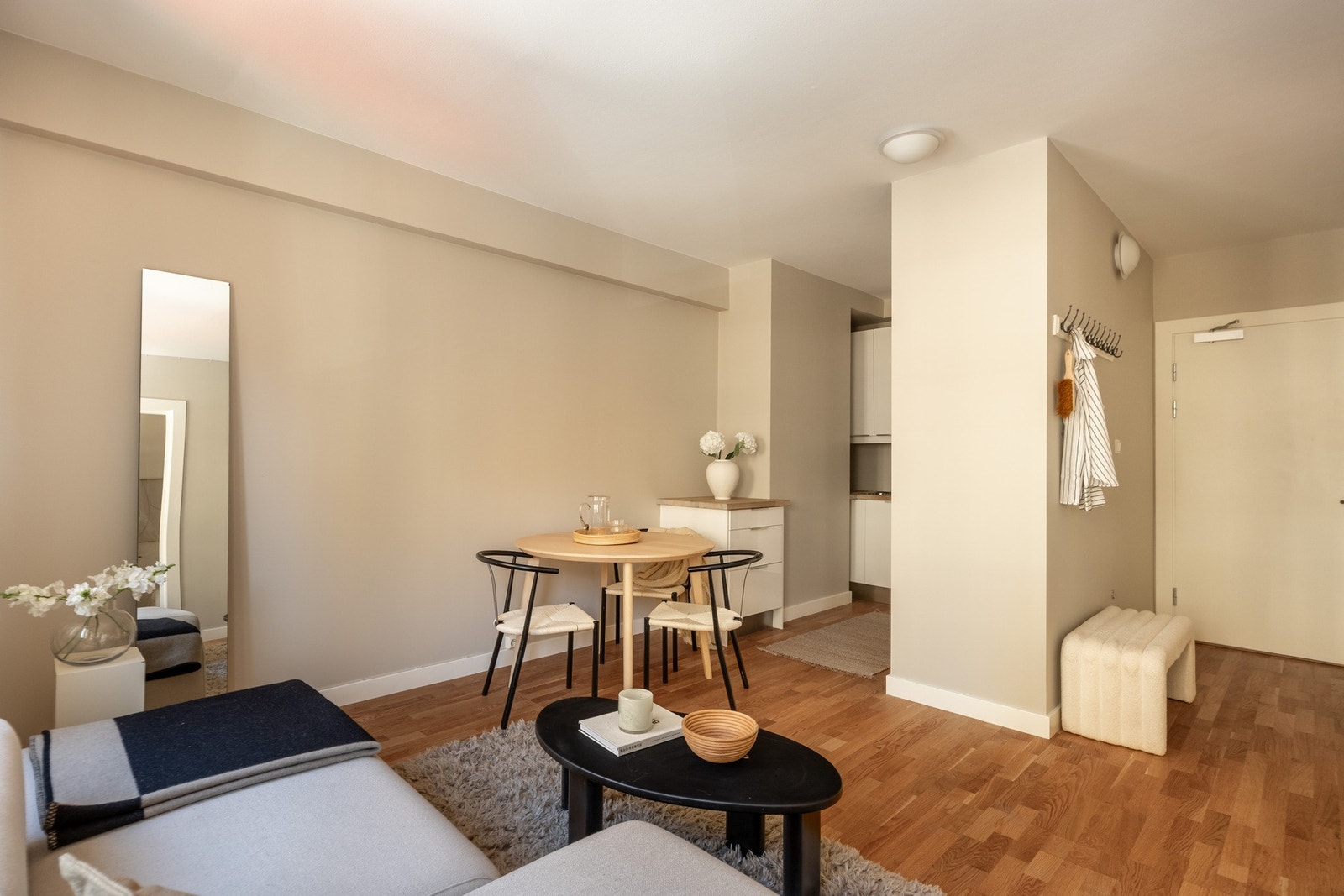 Stuen kan enkelt innredes med både sofaseksjon og spiseplass. Galleribilde