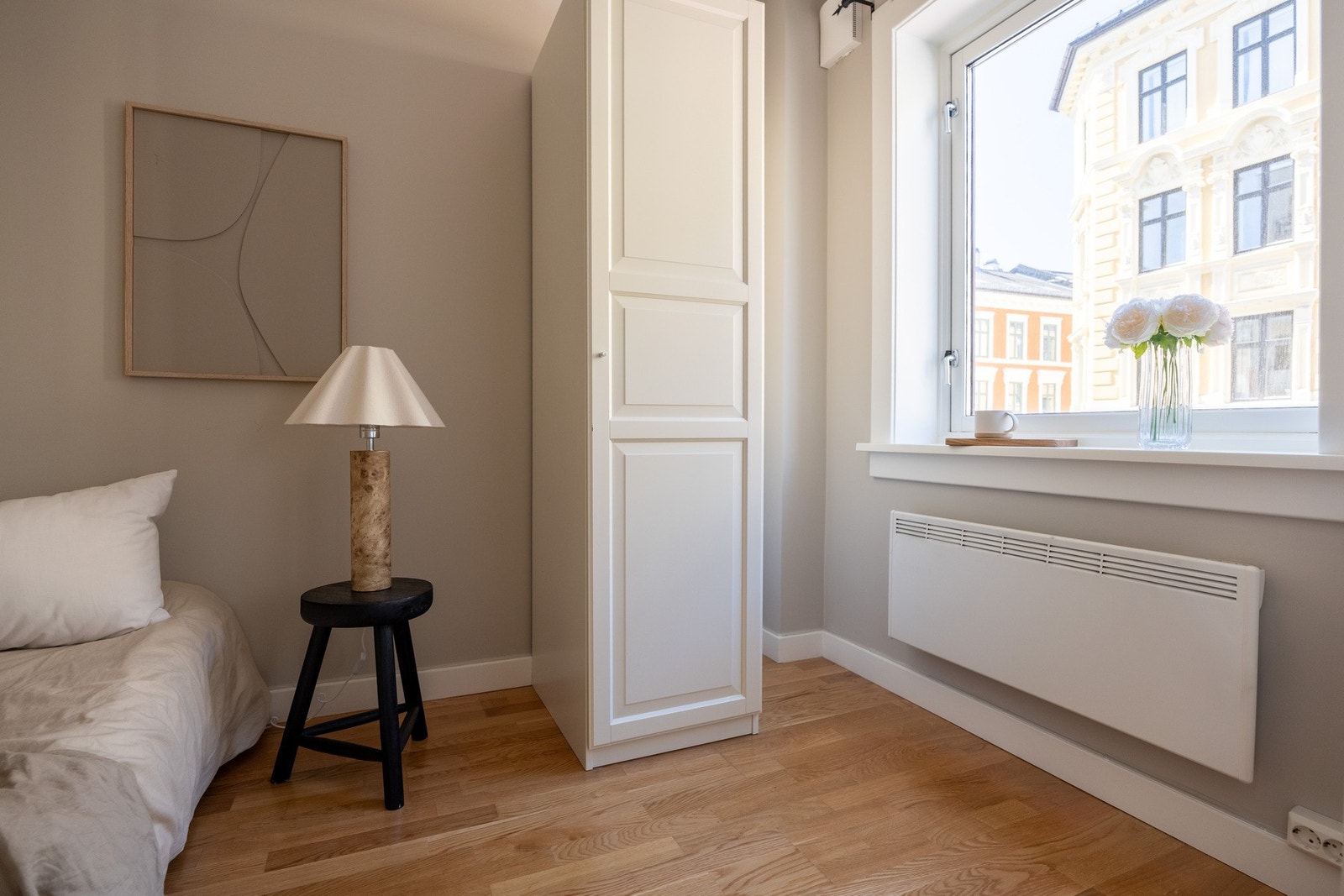Her har man plass til dobbelseng og garderobeløsning. Galleribilde