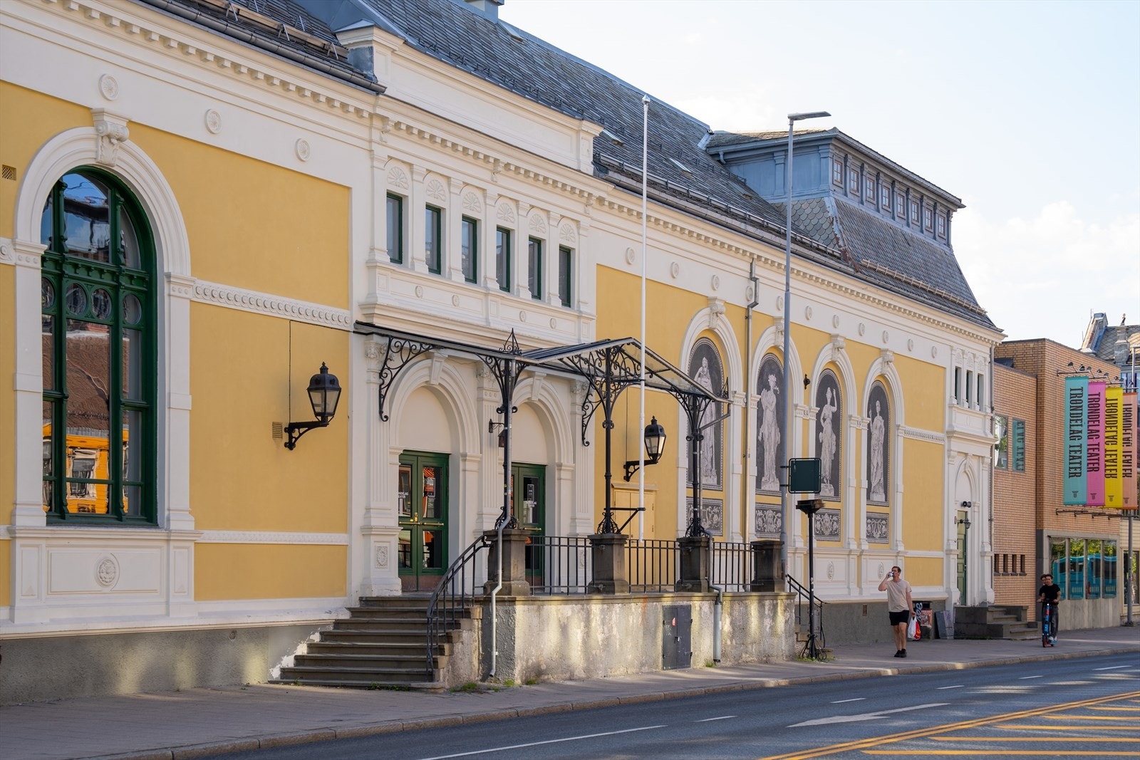 I nærområdet ligger Trøndelag Teater, som produserer et bredt spekter av forestillinger, inkludert musikaler og teaterstykker. Galleribilde