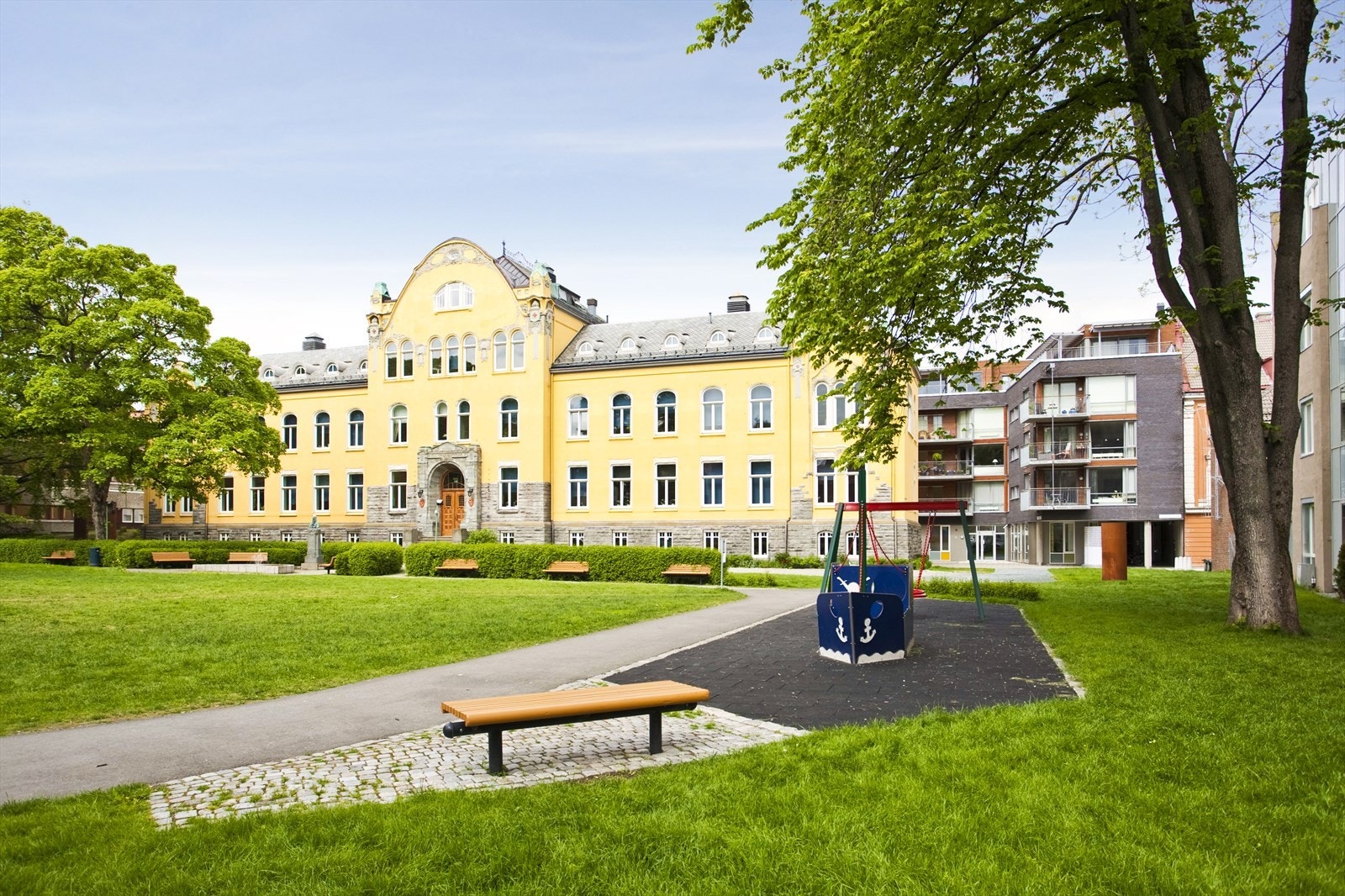 Parken ved boligen ligger i tilknytning til NTNU Kalvskinnets institutt for lærerutdanning. Dette er et populært tilholdssted for beboerne i nærområdet. Galleribilde