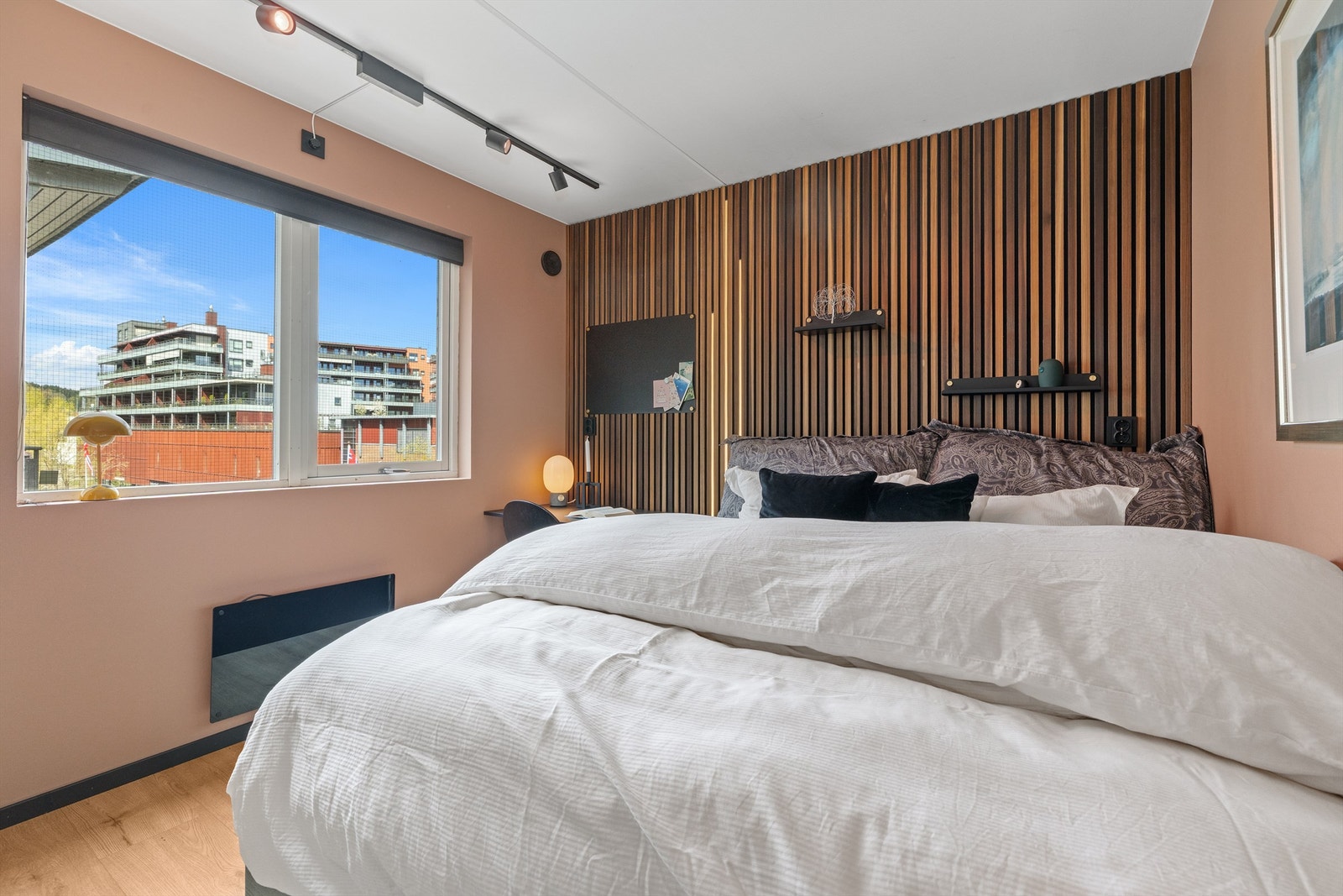 Soverom 2 med fin plass til dobbelseng Galleribilde