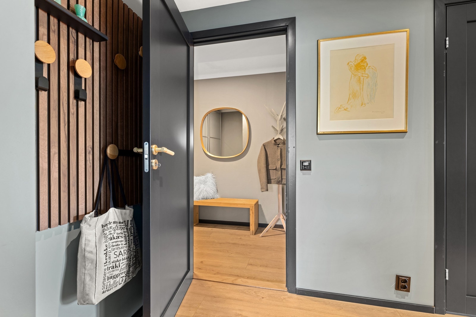 Fra entré/gang er det enkel adkomst inn i en knallfin bod med flott lagringsplass og garderobemuligheter Galleribilde