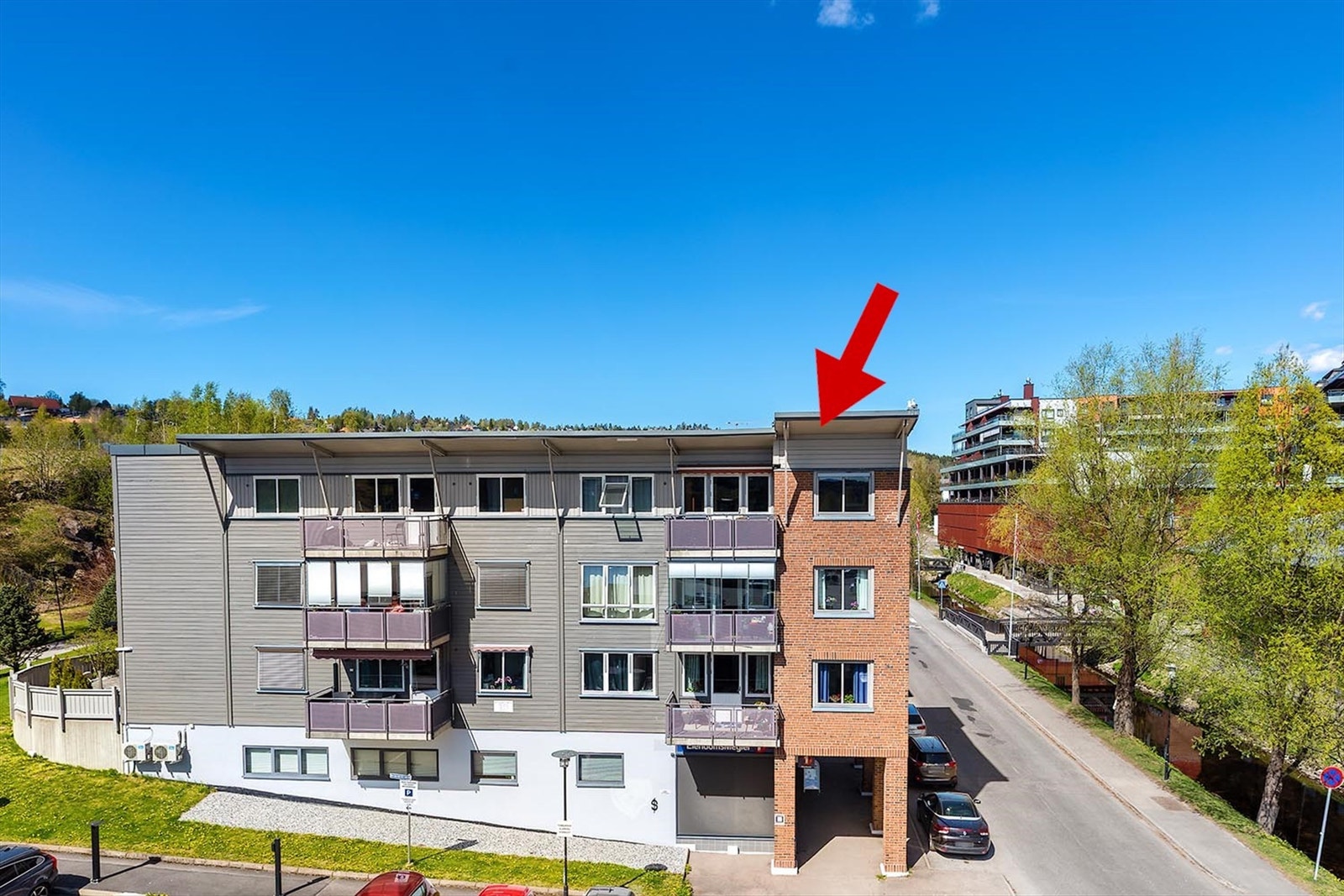 Leilgheten ligger på hjørnet i toppetasjen med gangavstand til alle servicetilbud i sentrum Galleribilde