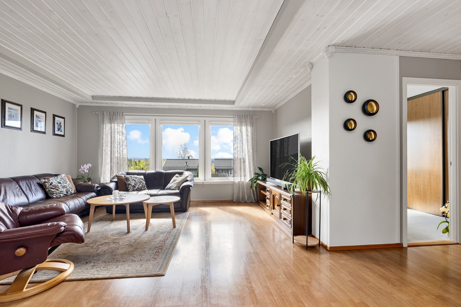 Stuen er utstyrt med store vindusflater som bidrar til et godt lysinnslipp. Galleribilde