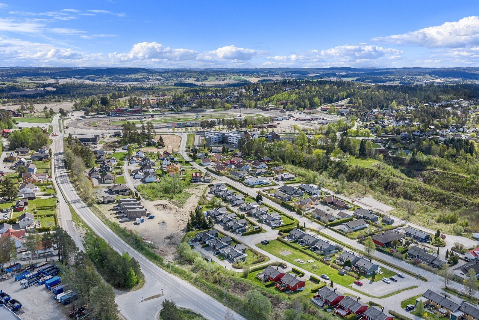 Eiendommen ligger i et etablert og rolig boligområde med nærhet til dagligvarebutikker, skoler og kollektivtilbud. Galleribilde