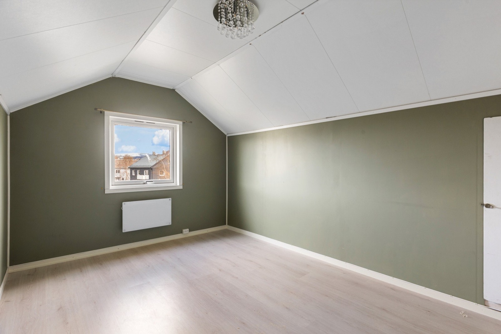 I boligens loftsetasje har du et ekstra rom, perfekt for deg som trenger litt ekstra plass Galleribilde
