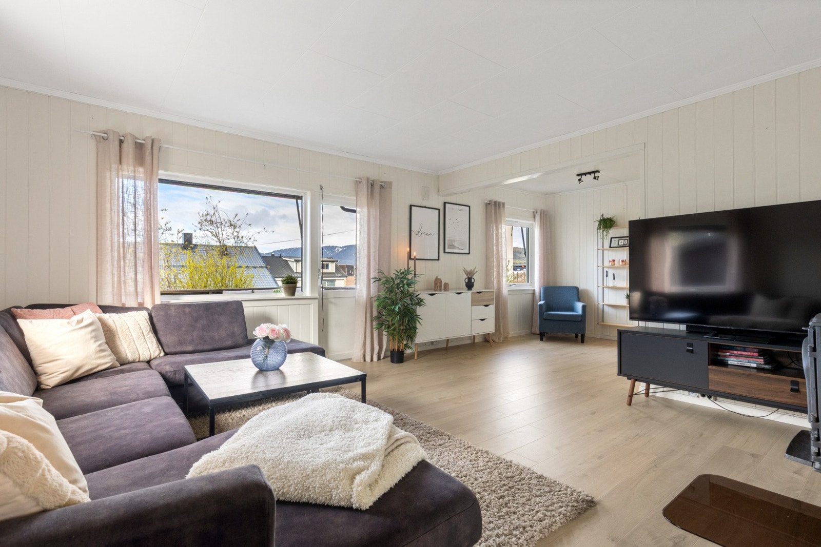 Fra stuen har du direkte utgang til en flott og solrik terrasse Galleribilde