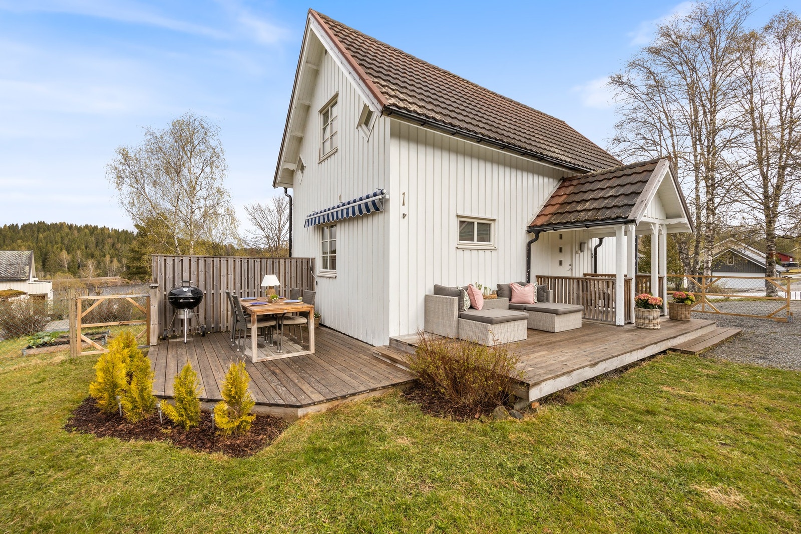 Pent opparbeidet terrasse på ca 27 kvm. Her kan man nyte gode solforhold! Galleribilde