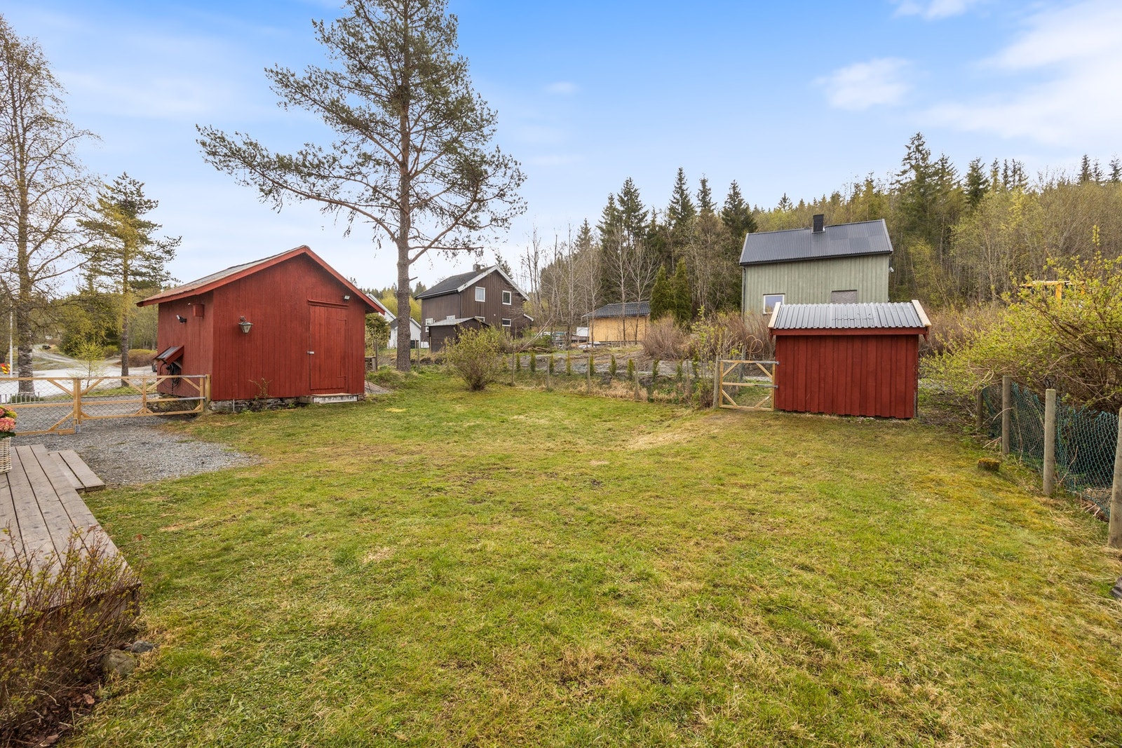 Det er satt og søppelskur, samt noe gjerde og grinder. Galleribilde