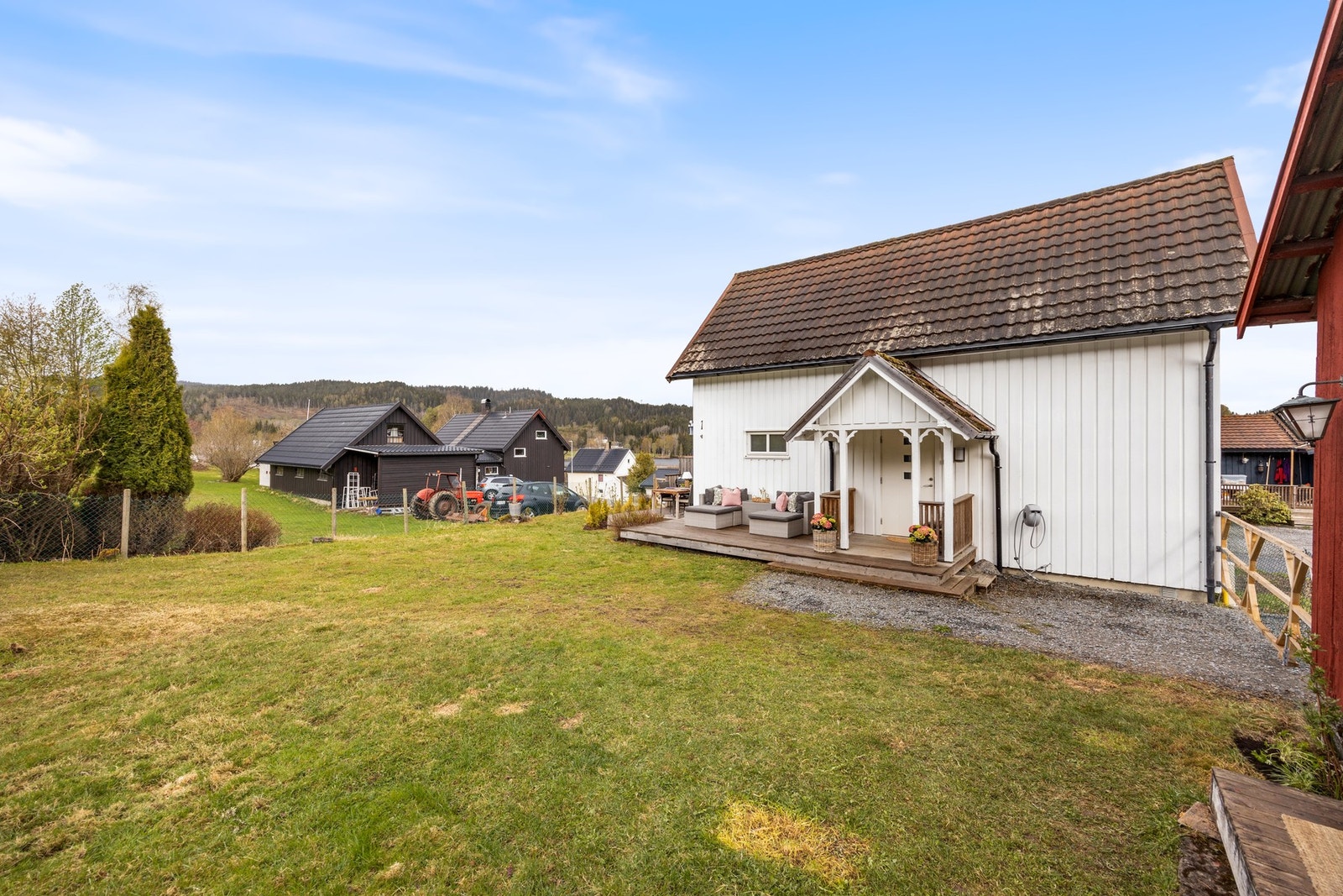 Eiendommen ligger på idylliske Sunnan, med ca. 5 km til nærbutikk, barnehage og barneskole på Binde. Galleribilde