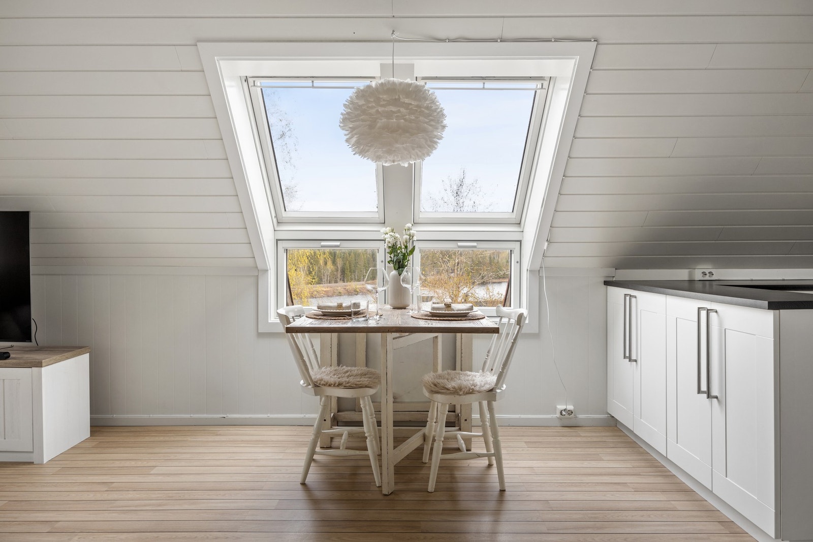 Spisebordet finner sin naturlige plass ved vinduet med utsikt til Snåsavatnet! Galleribilde