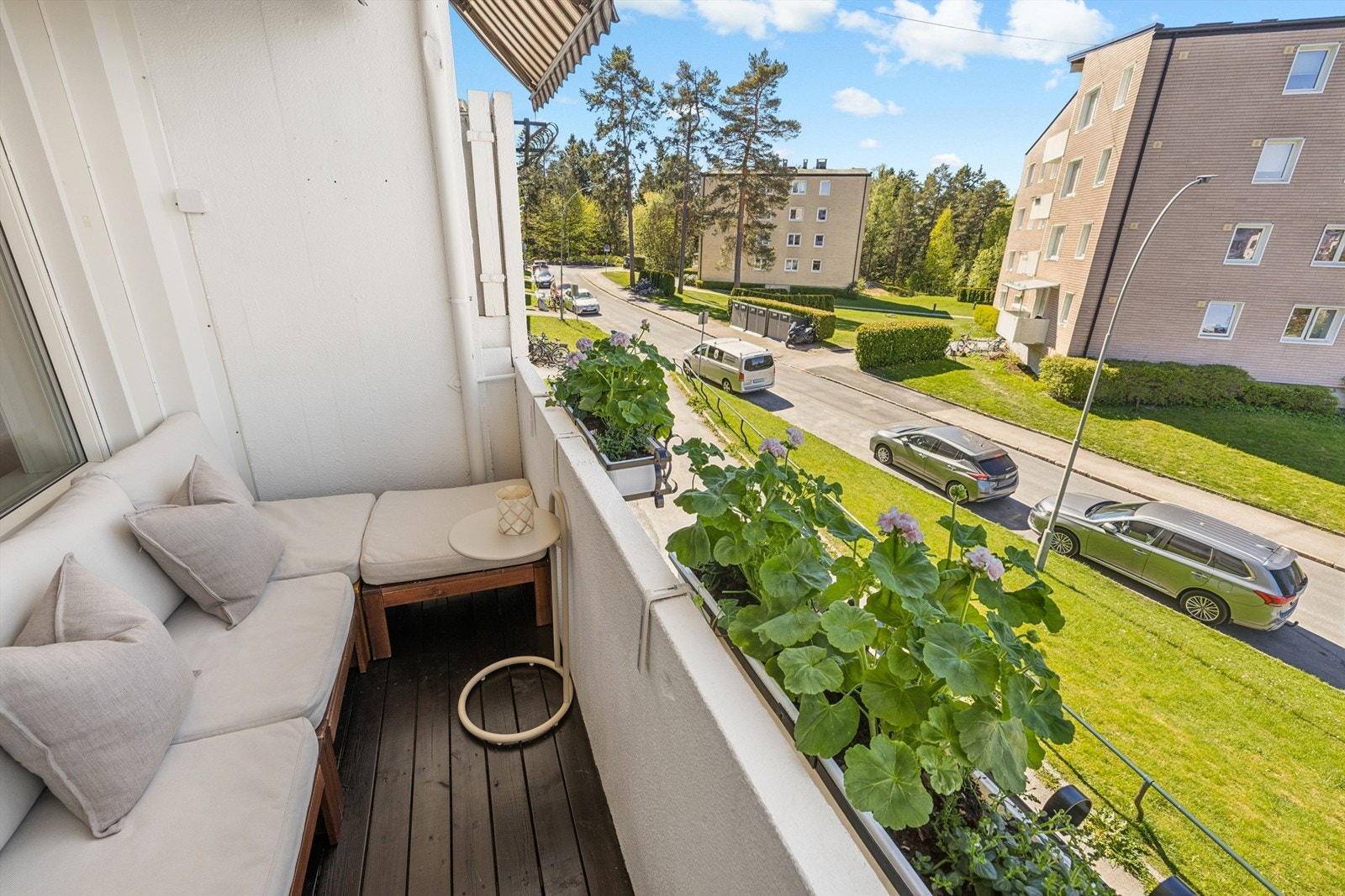 Her er det plass til både utemøbler og blomsterkasser for å skape en grønn oase. Galleribilde