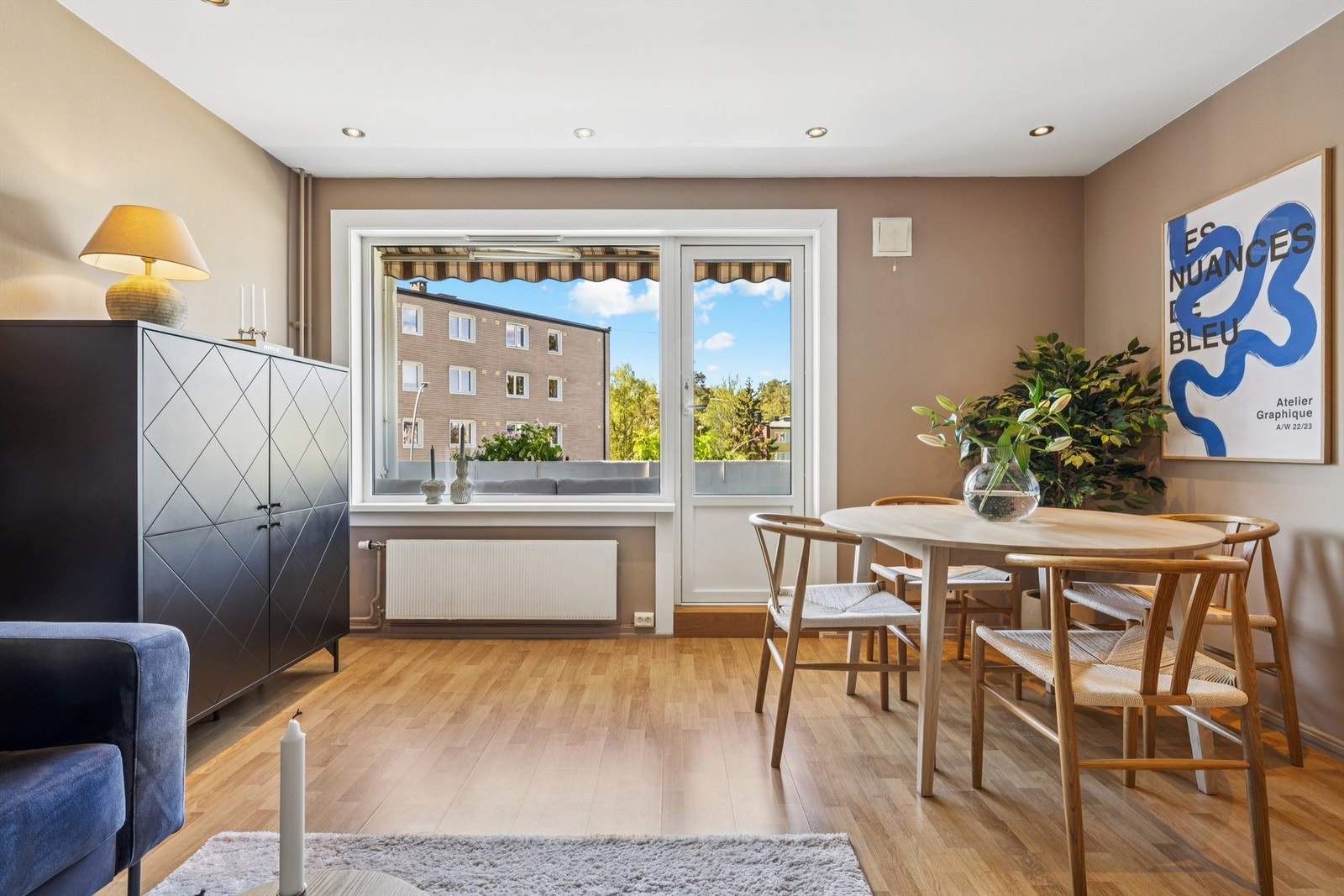 De store vindusflatene og balkongdøren, skiftet i 2019, slipper inn rikelig med dagslys. Galleribilde