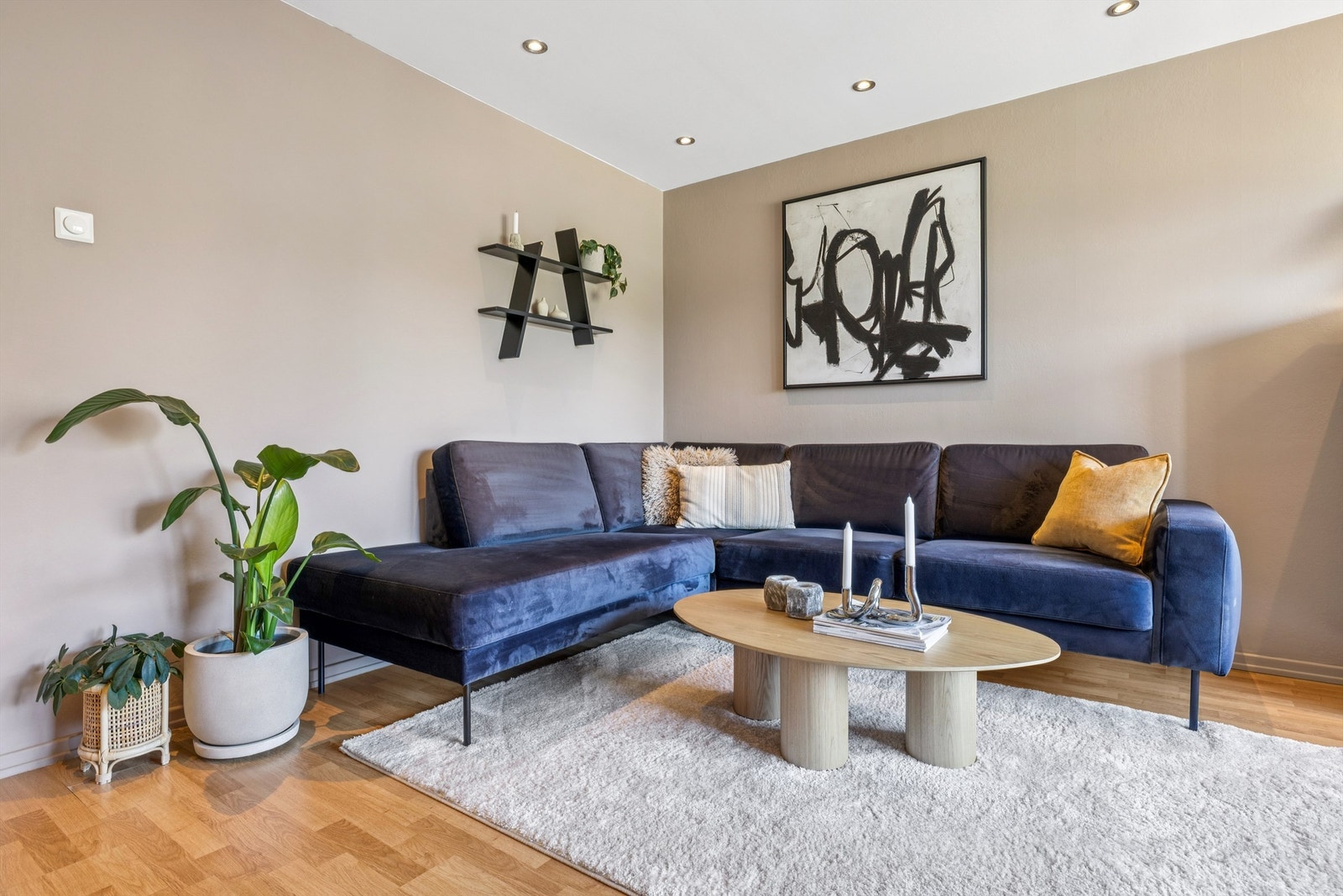 Downlights med dimmer i taket gir en behagelig og justerbar belysning i stuen. Galleribilde