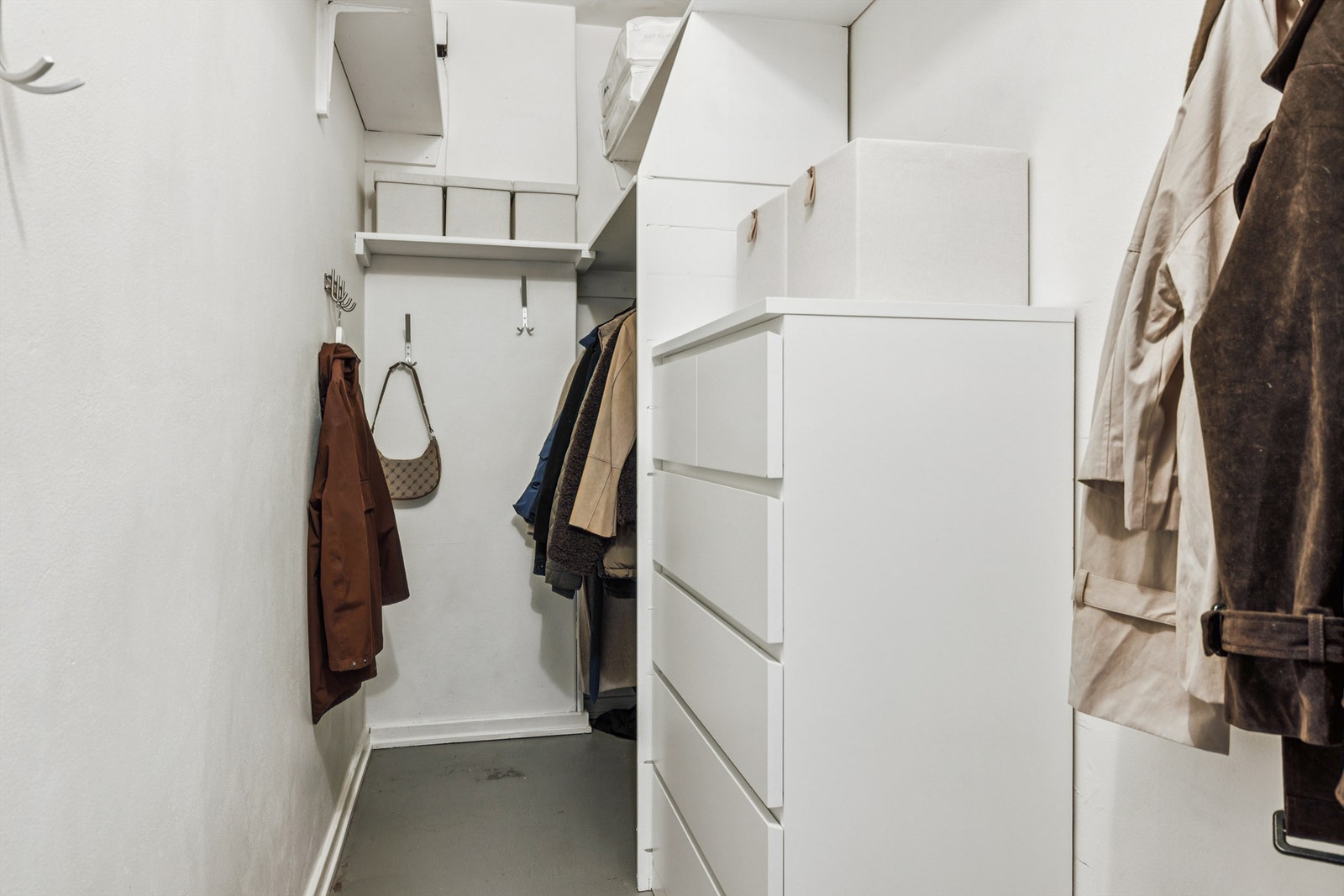 Praktisk innvendig kott for ekstra lagring. I tillegg medfølger en bod på ca. 4 m² i kjelleren. Galleribilde