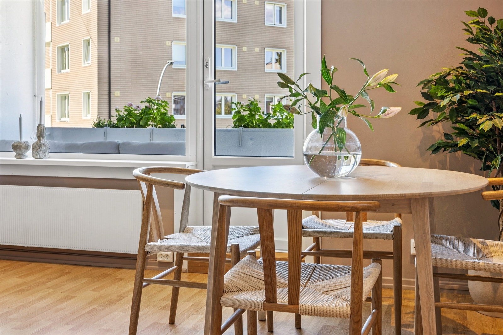 Stuen er lett å møblere og har god plass til både spisebord og en romslig sofagruppe. Galleribilde
