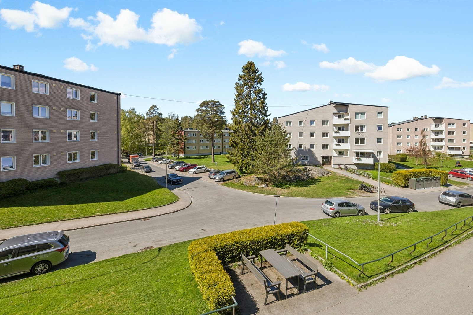 Området er rolig og barnevennlig, med kort vei til både matbutikk og kollektivtransport. Galleribilde