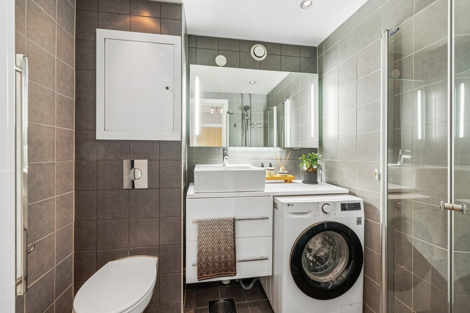 Flislagt bad med gulvvarme. Badet ble renovert i regi av borettslaget. Galleribilde