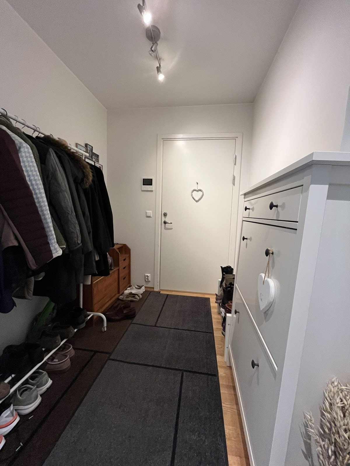 Praktisk entre med plass til jakker og sko. Galleribilde