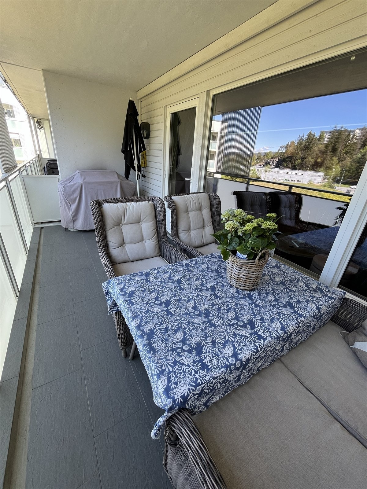 God plass på balkong. Galleribilde