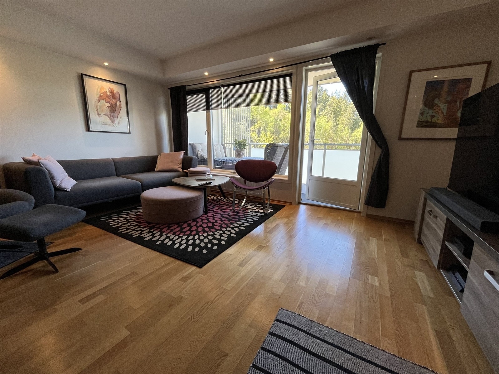 Plass til både sofadel og spiseplass. Galleribilde