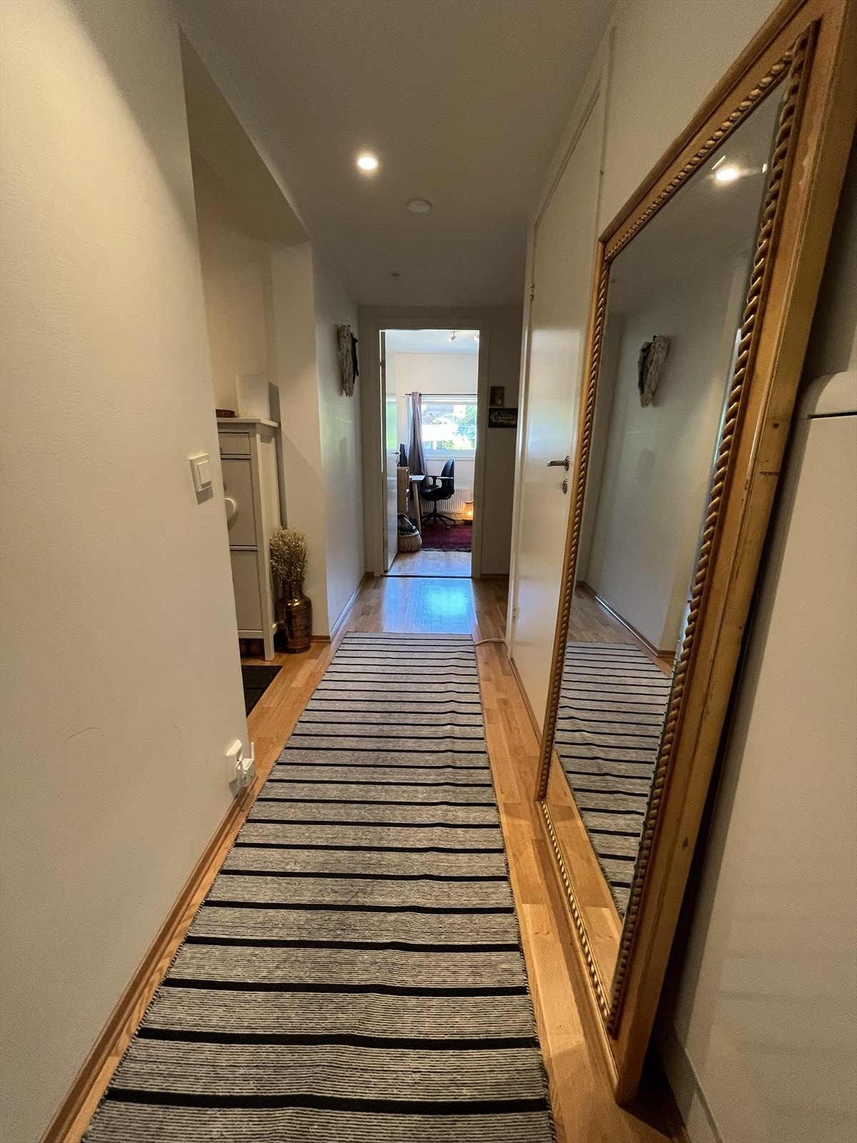 Hall gang mellom soverommene og stue. Galleribilde