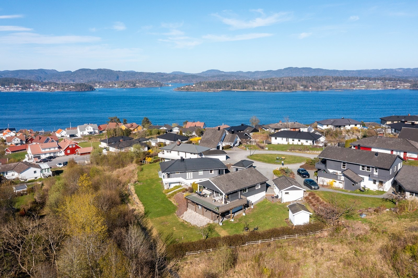 Dette er et veletablert og rolig nabolag, preget av eneboliger og grønne omgivelser. Beliggenheten er skjermet og barnevennlig, med blindvei/rundkjøring og gangsti foran huset - trygt og barnevennlig! Galleribilde