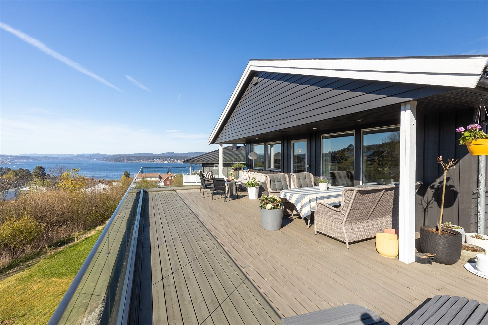 Eiendommen ligger nydelig til med svært gode solforhold gjennom hele dagen, flere terrasser (4 stk). Den største terrassen har sol fra midt på dagen og til ca. kl. 22:15 på sommerstid! Galleribilde