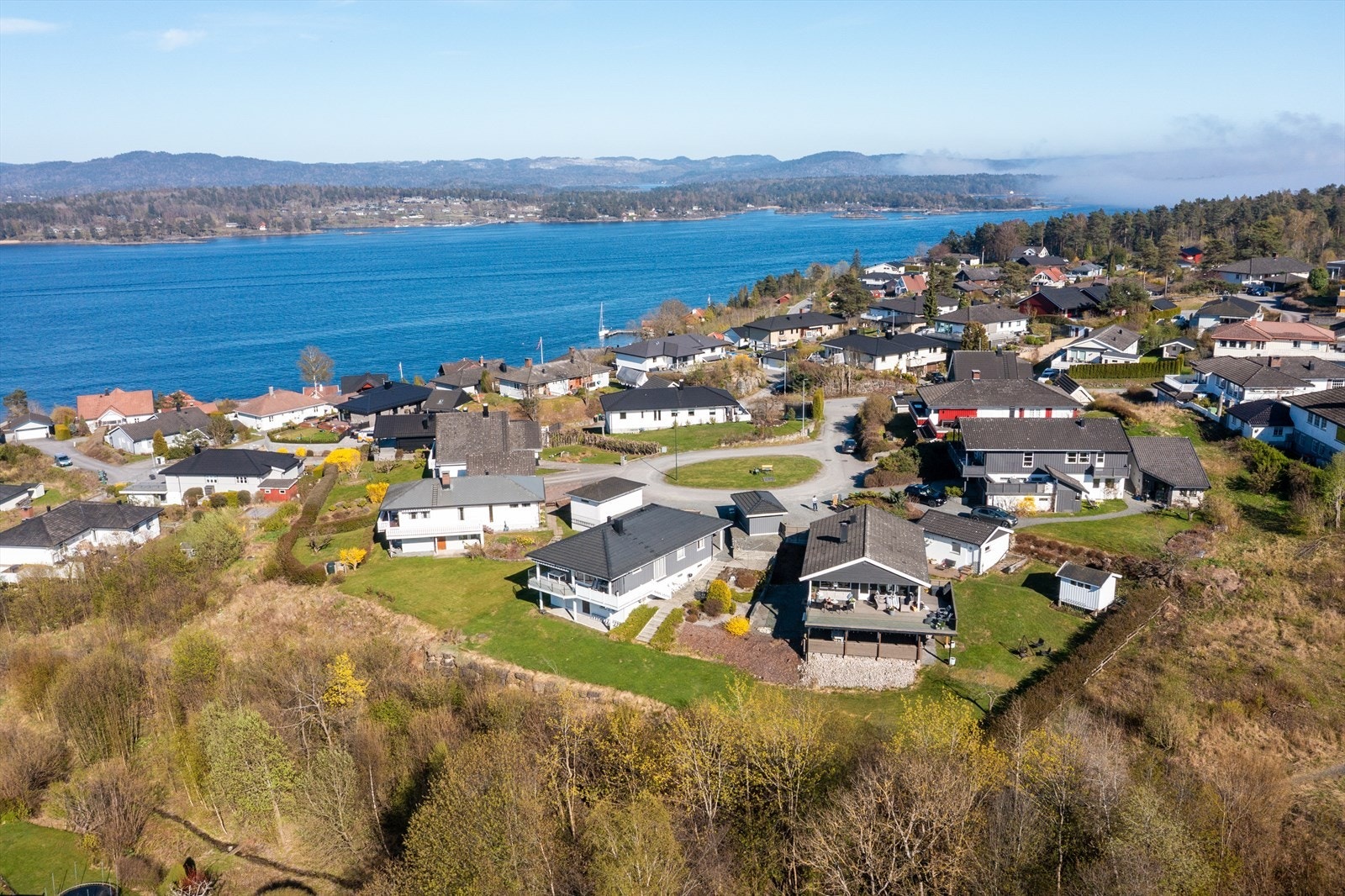 Boligen har tidligere vært innredet med kjellerstue i underetasjen (der hybelen er i dag).Det gir gode muligheter for å tilbakeføre til en mer familievennlig planløsning ved behov. Galleribilde
