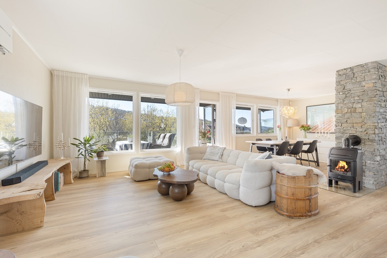Hovedetasjen har en åpen og sosial planløsning, med to soverom, bad og direkte utgang til en stor terrasse hvor det er trapp ned til den herlige hagen. Galleribilde