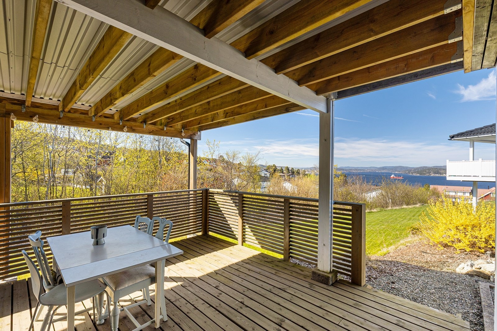 Utenfor utleiedel i underetasjen er det etablert en stor terrasse, som er overbygget i form av ny veranda ut fra hovedetasjen. Fra den nedre terrassen er det flott utsikt og direkte tilgang til hagen. Terrassen har eldre terrassebord. Galleribilde