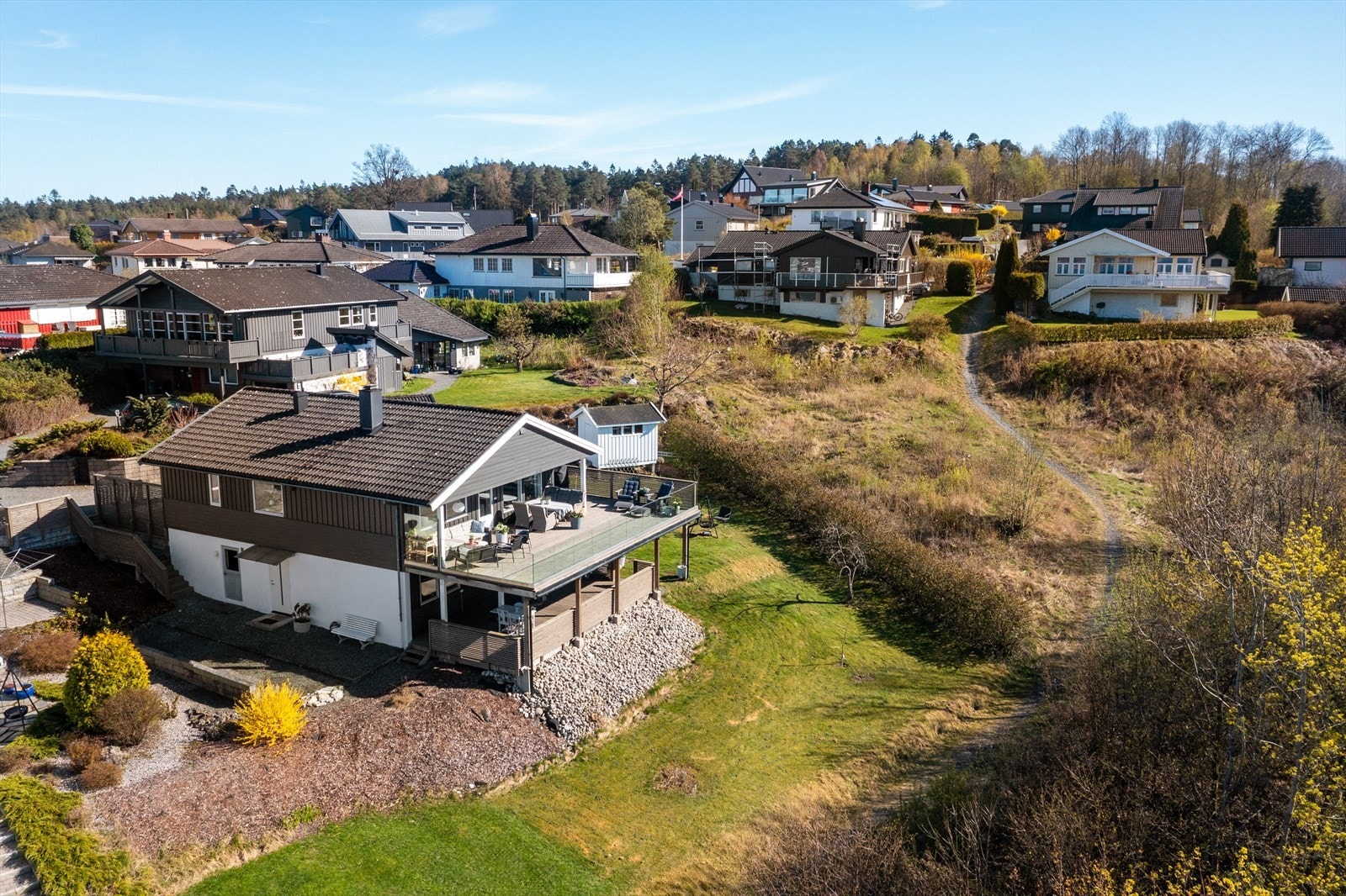 Ca 5 minutter koselig spasertur til Asvallstranden/Sagastranden for en deilig dukkert. For dagligvarehandel og andre servicetilbud ligger Stathelle sentrum og Langesund kun noen minutter unna med bil. Galleribilde
