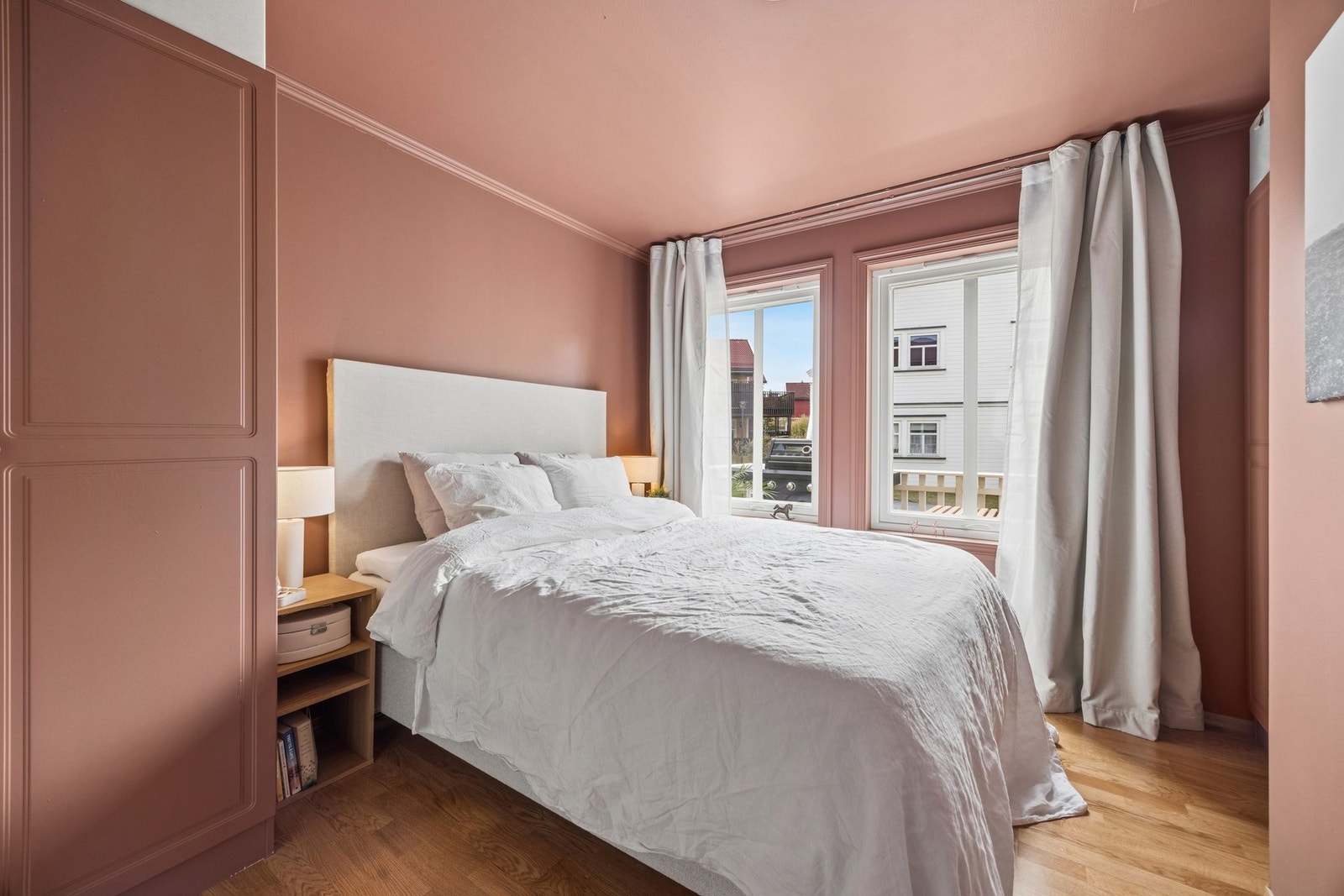 Soverommet er romslig og har gode løsninger for garderobe. Galleribilde